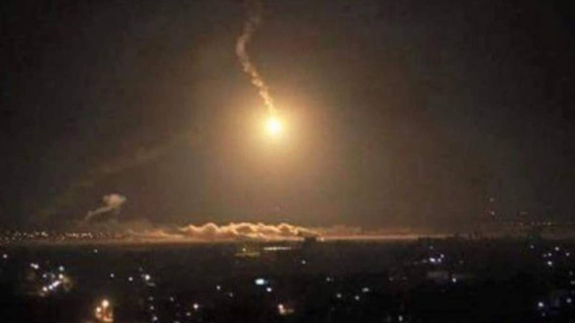 صورة أرشيفية لسقوط صاروخ في محيط مطار بغداد الدولي