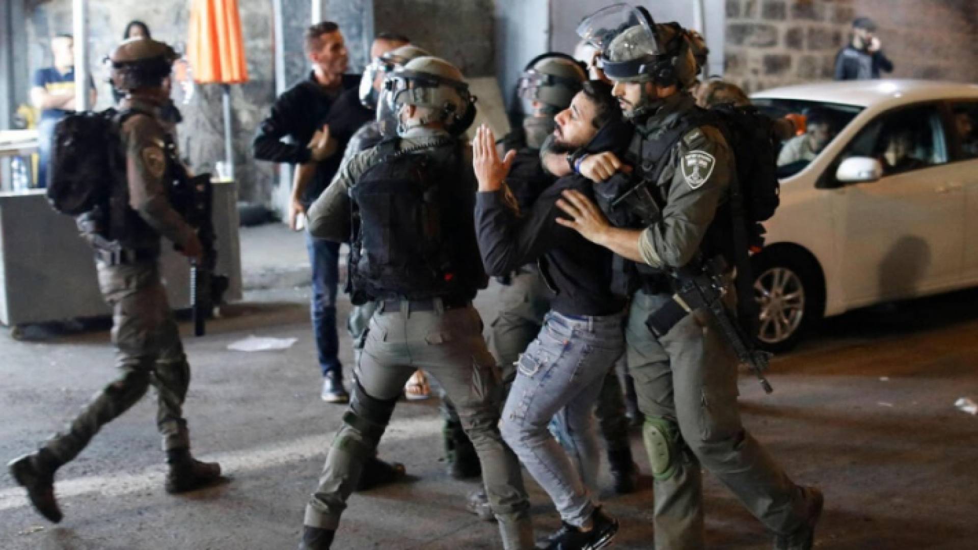 جندي إسرائيلي يعتدي على شاب مقدسي أثناء الأحداث الأخيرة في القدس المحتلة