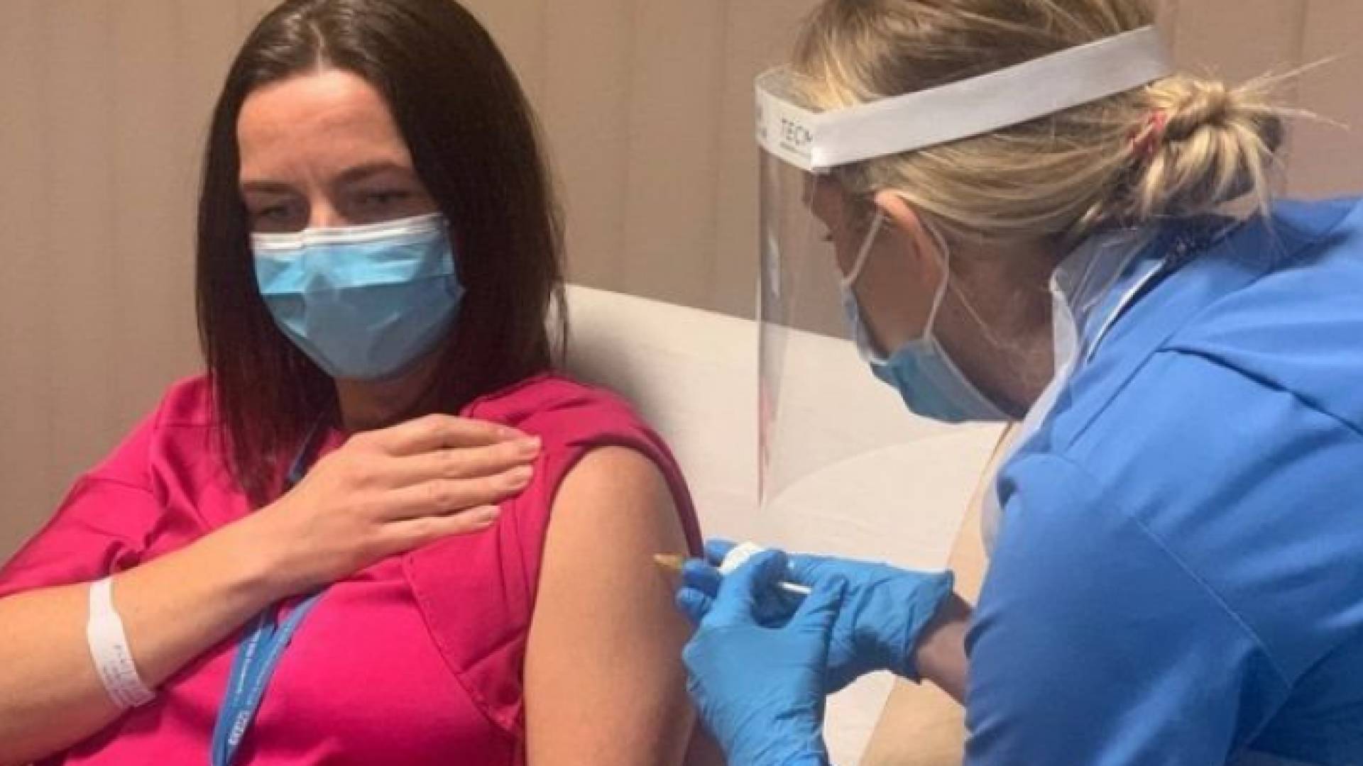 خلال تلقي مواطنة أمريكية اللقاح المضاد لفيروس كورونا