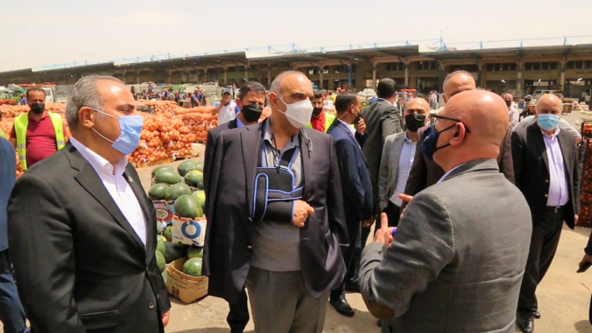 رئيس الوزراء يتفقد السوق المركزي للخضار والفواكه ومركز جمرك عمان
