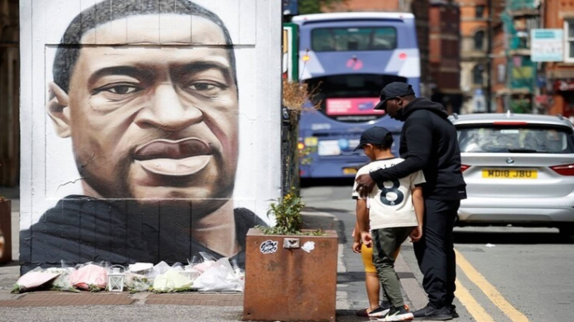 جدارية مرسوم عليها المواطن الأمريكي جورج فلويد الذي قضى خنقا على يد شرطي