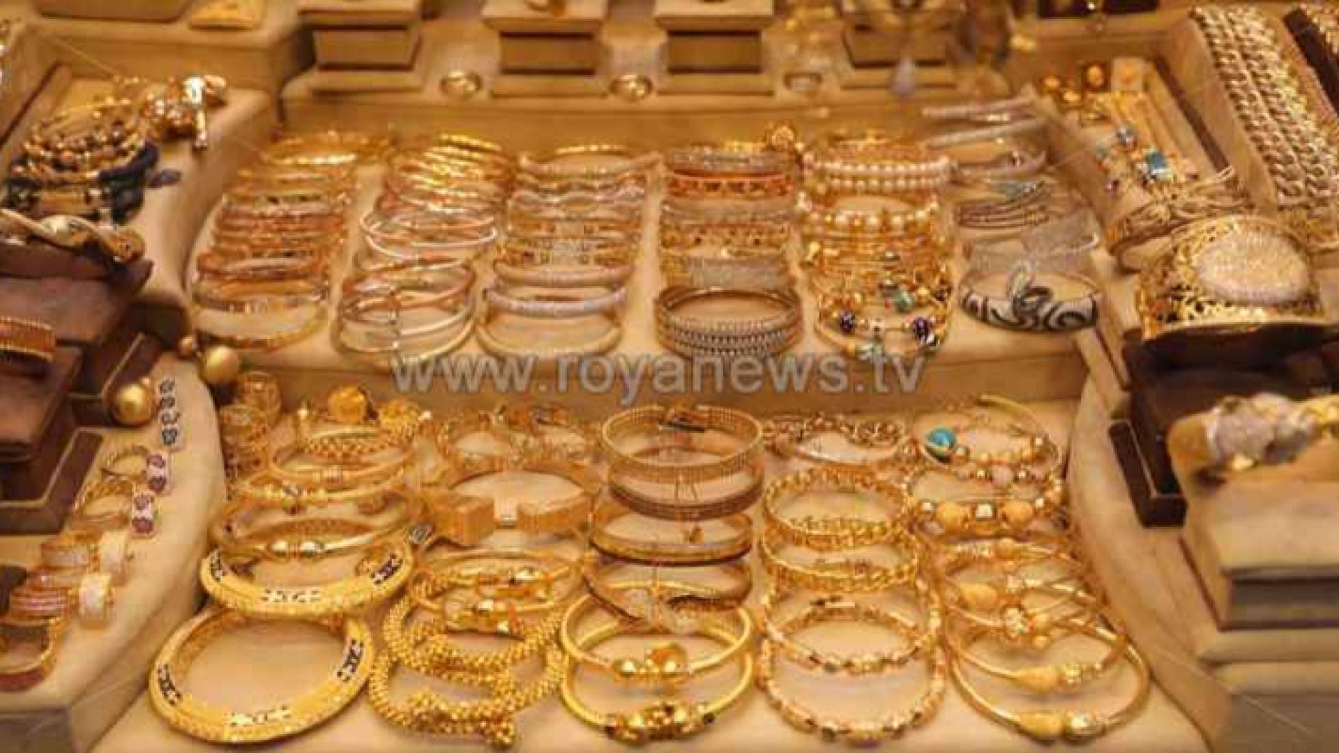 معروضات من الذهب داخل أحد محلات بيع المجوهرات - أرشيفية