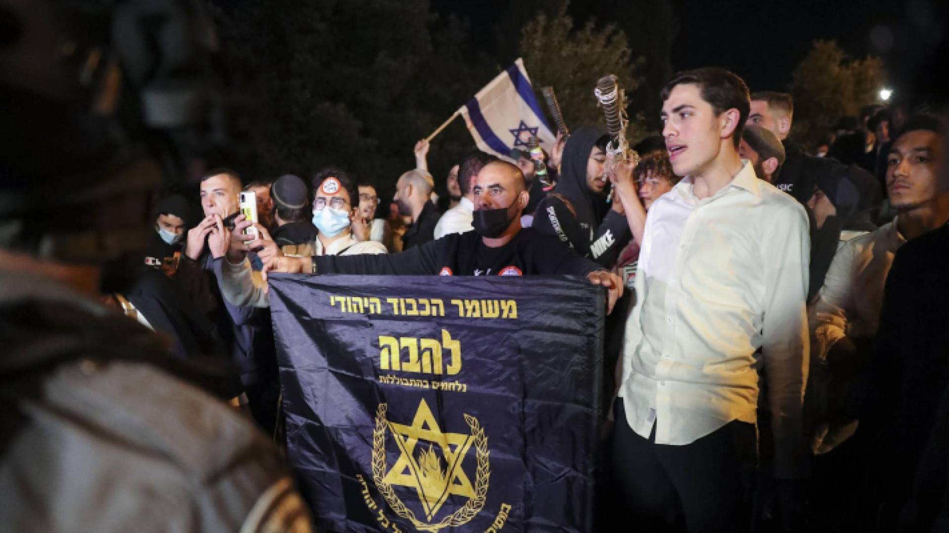 مستوطنون يحتجون أمام أحد الحواجز الأمنية في مدينة القدس المحتلة