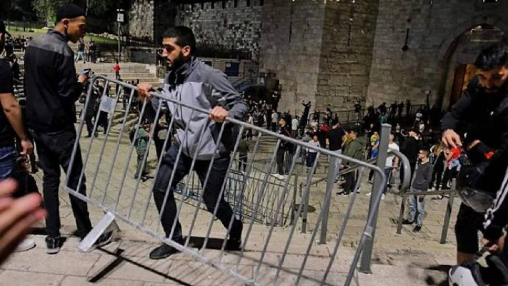 جانب من إزالة الحواجز من أمام بوابات المسجد الأقصى