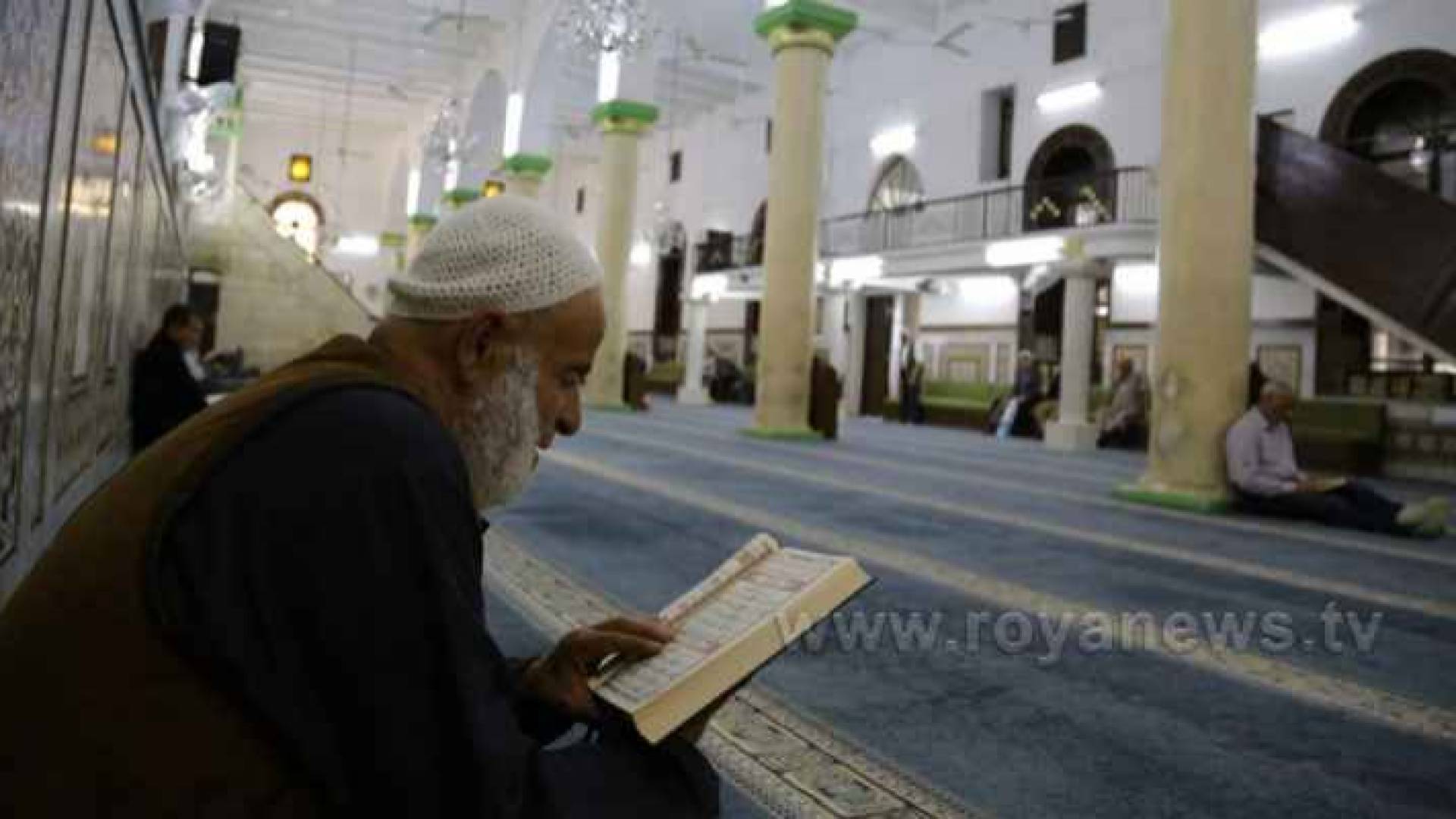 رجل يتلو القرآن في أحد مساجد عمان - أرشيفية