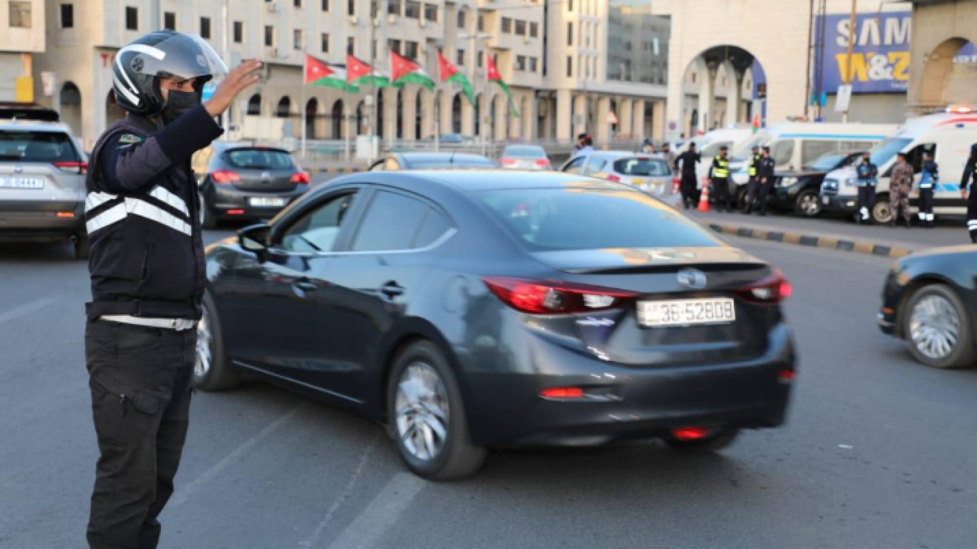 رجل أمن خلال تنظيم السير في إحدى مناطق العاصمة عمان