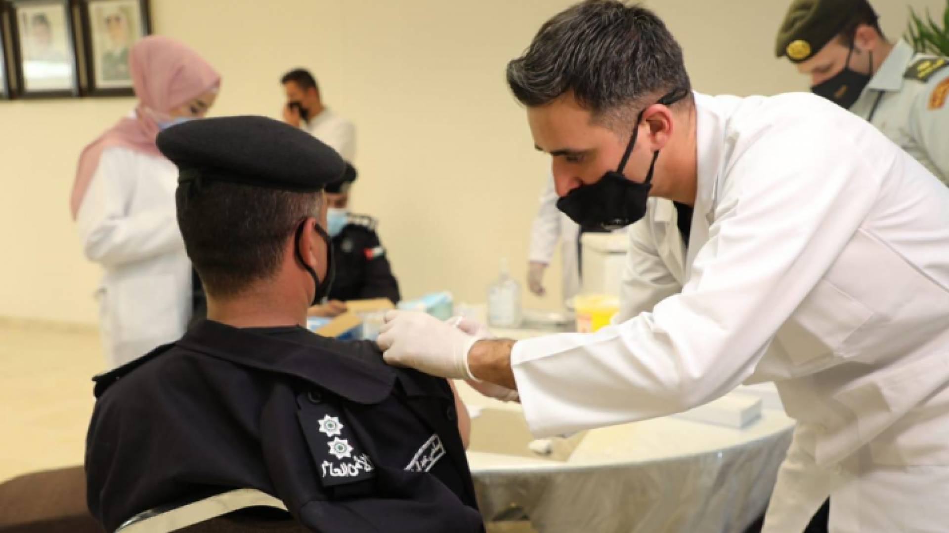 ممرض يعطي "ملازم 1" لقاح كورونا