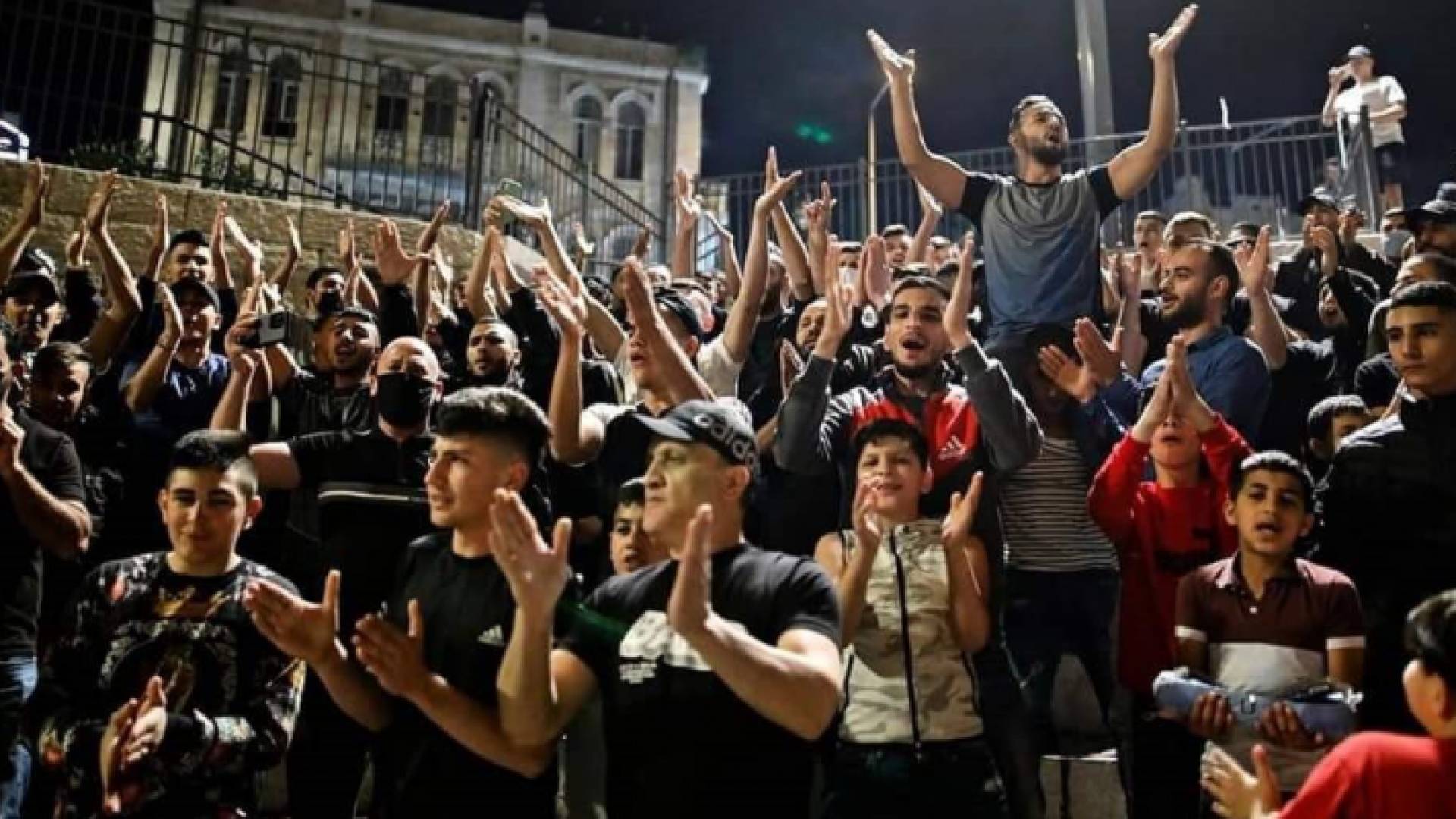 مقدسيون يحتفلون بعد إزالة الحواجز - تويتر