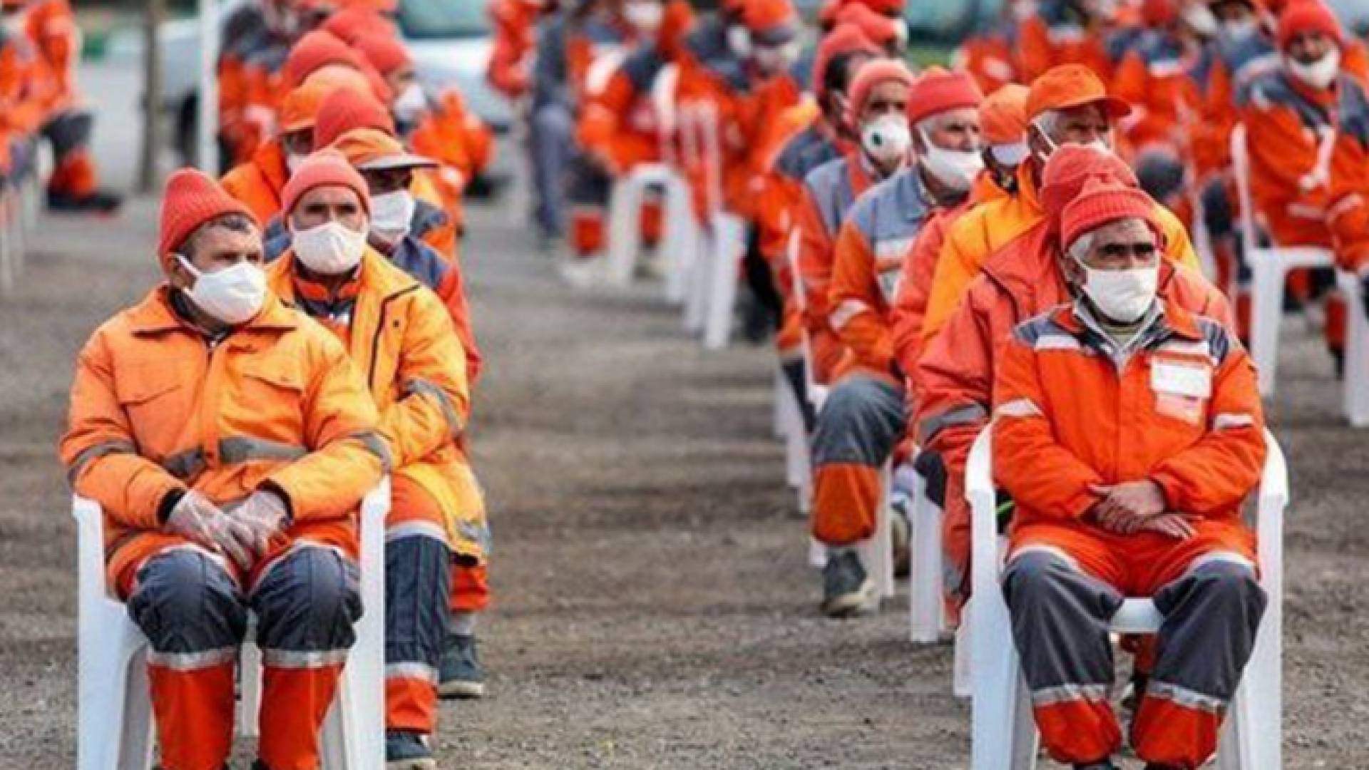 ارشيفية لعمال نظافة في إيران