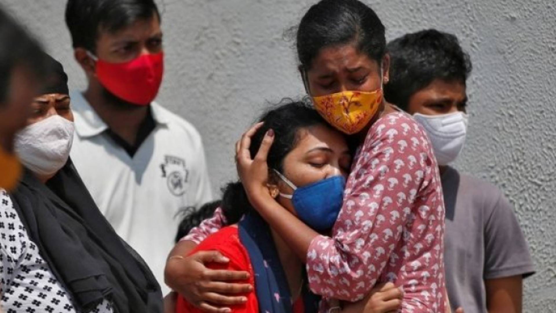 هنديات يبكين على وفاة قريب لهم بفيروس كورونا