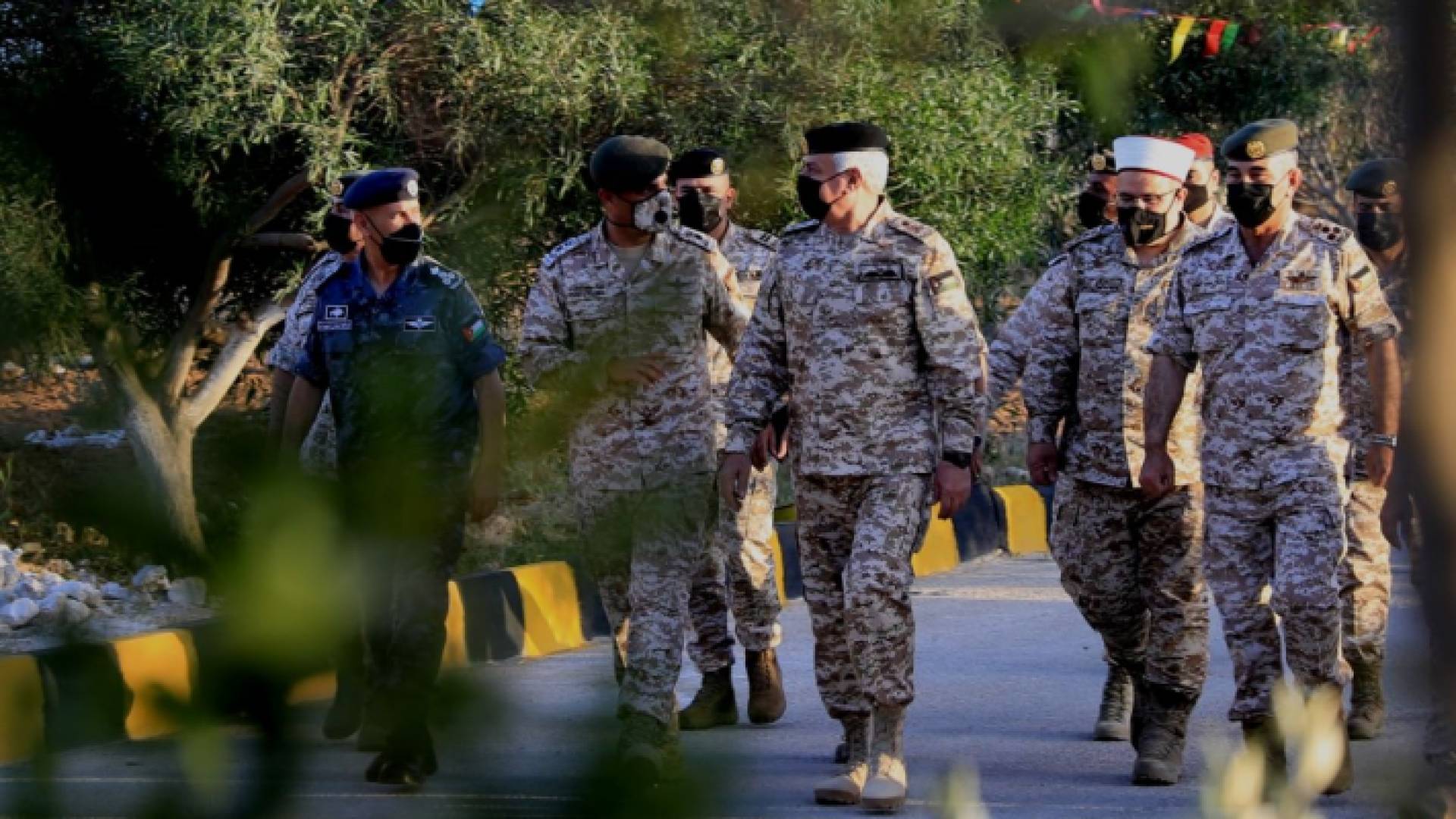 رئيس هيئة الأركان المشتركة اللواء الركن يوسف أحمد الحنيطي أثناء زيارته كتيبة الأميرة بسمة الآلية الثالثة