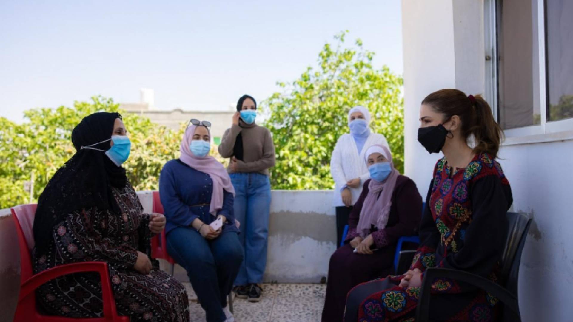 الملكة رانيا العبدالله تزور قرية الفيصلية في مادبا وتلتقي سيدات جمعية اليسرى الخيرية