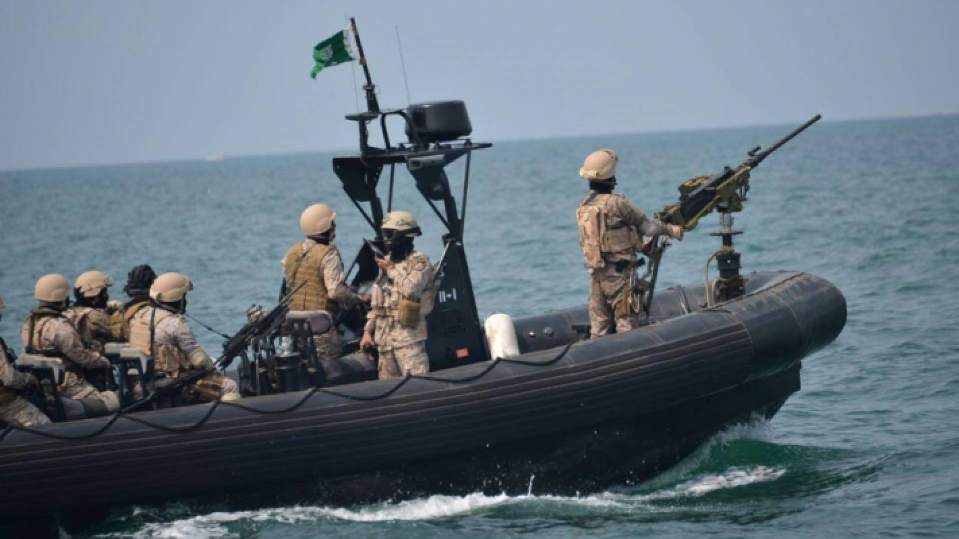 زورق على متنه جنود من الوحدات البحرية السعودية