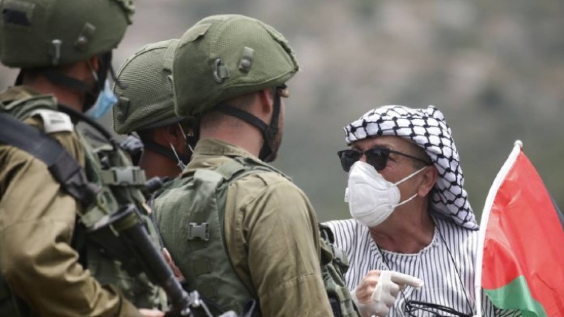 فلسطيني يواجه عددا من جنود الاحتلال الإسرائيلي- أرشيفية