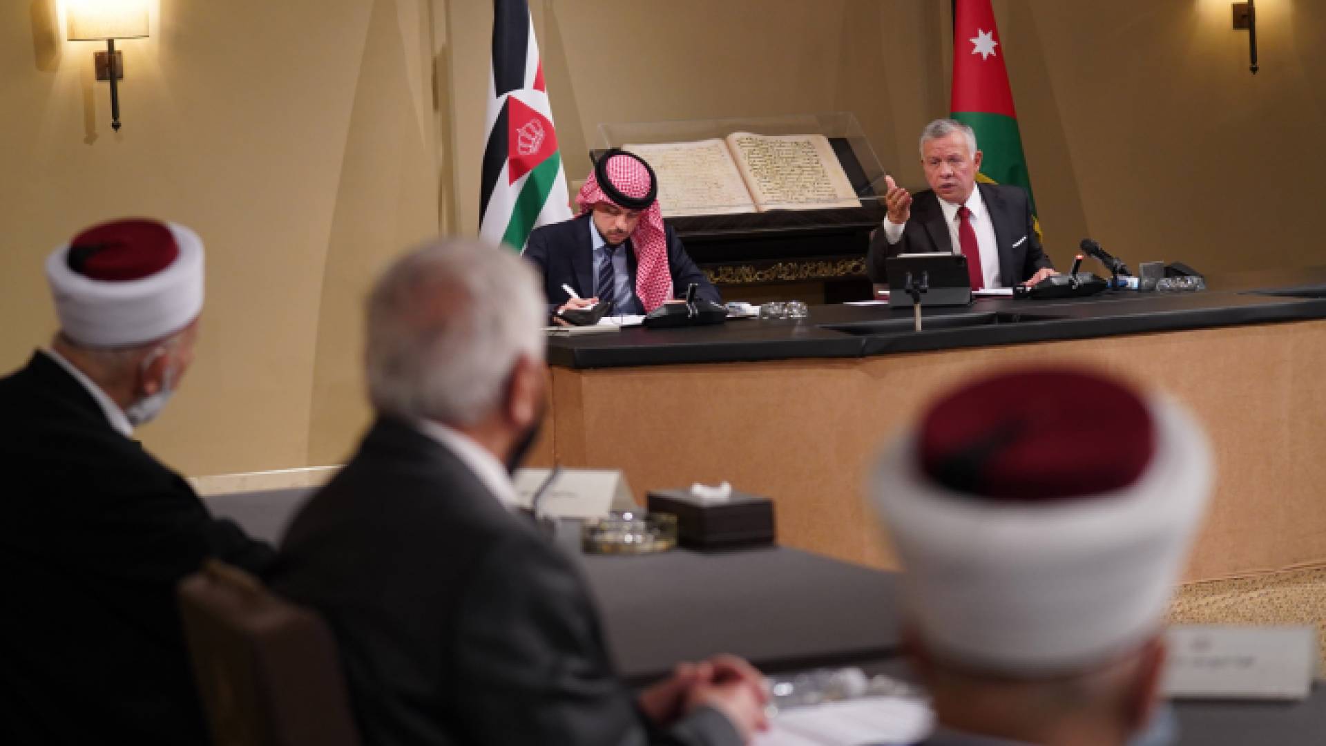 الملك عبدالله الثاني يلتقي، بحضور الأمير الحسين ولي العهد، ممثلين عن مجلسي أوقاف وكنائس القدس