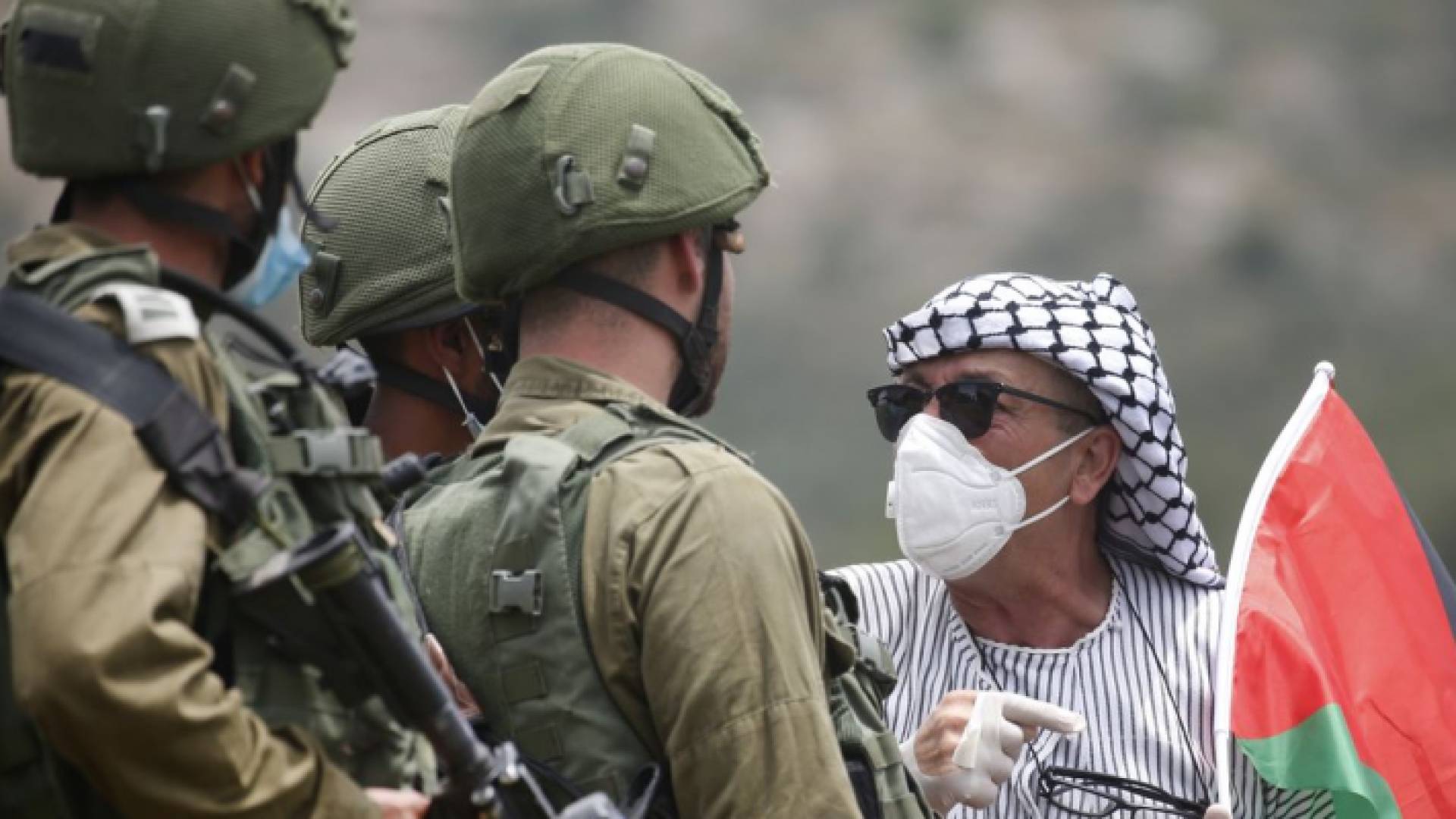 فلسطيني يواجه عددا من جنود الاحتلال الإسرائيلي- أرشيفية