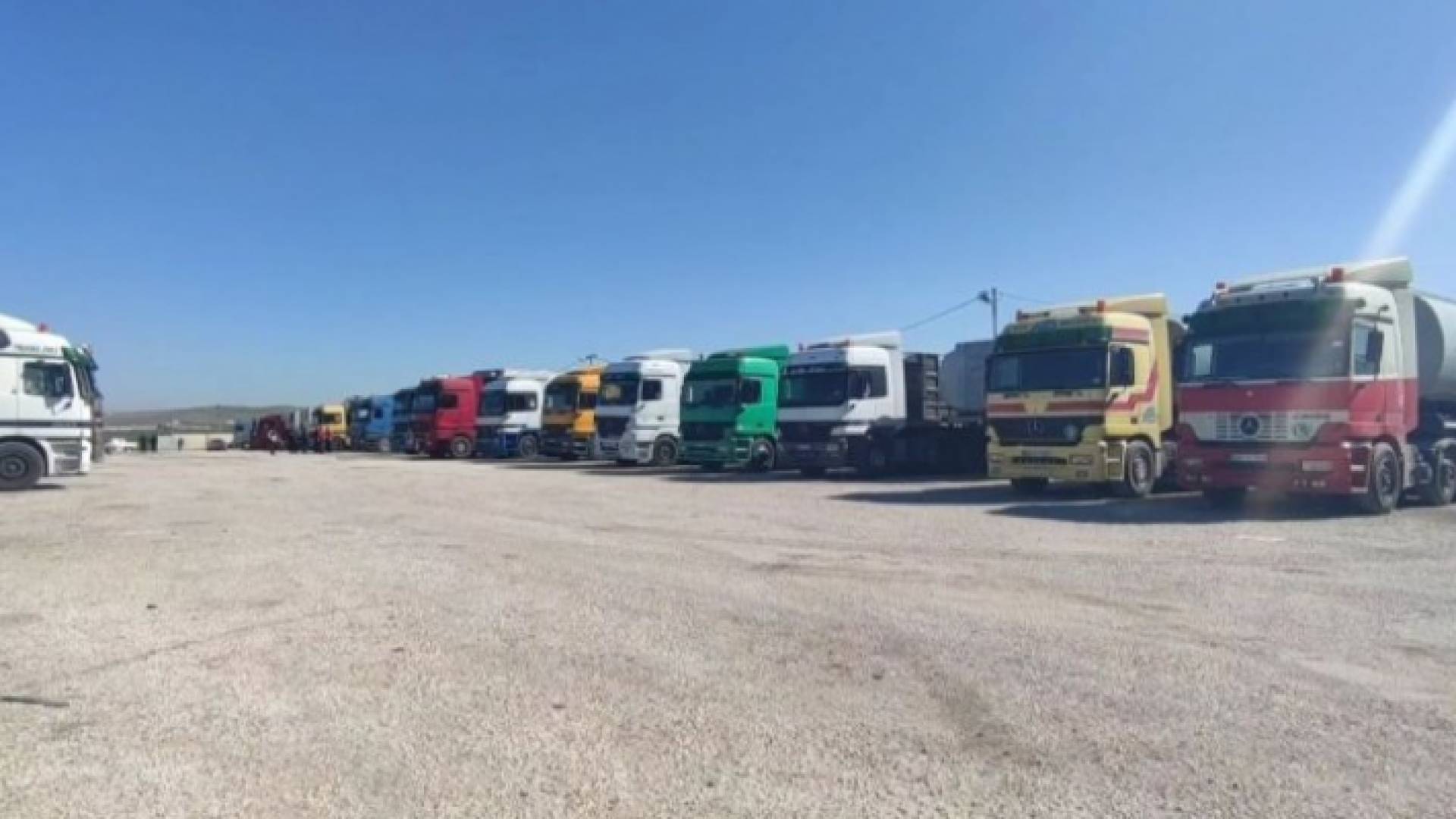 شاحنات أردنية عالقة على الحدود السعودية