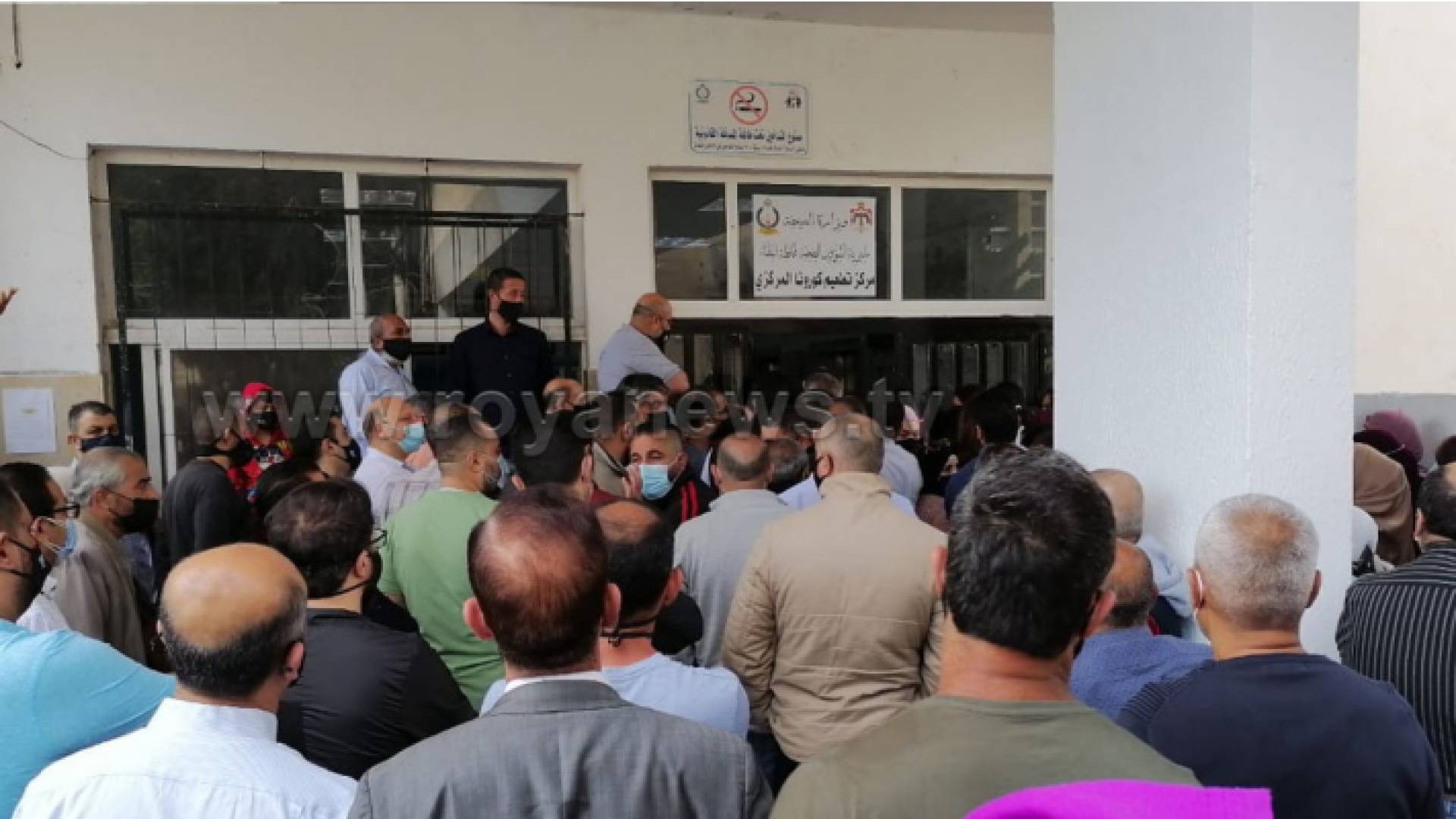 اكتظاظ في مركز تطعيم مستشفى السلط القديم للحصول على لقاح كورونا