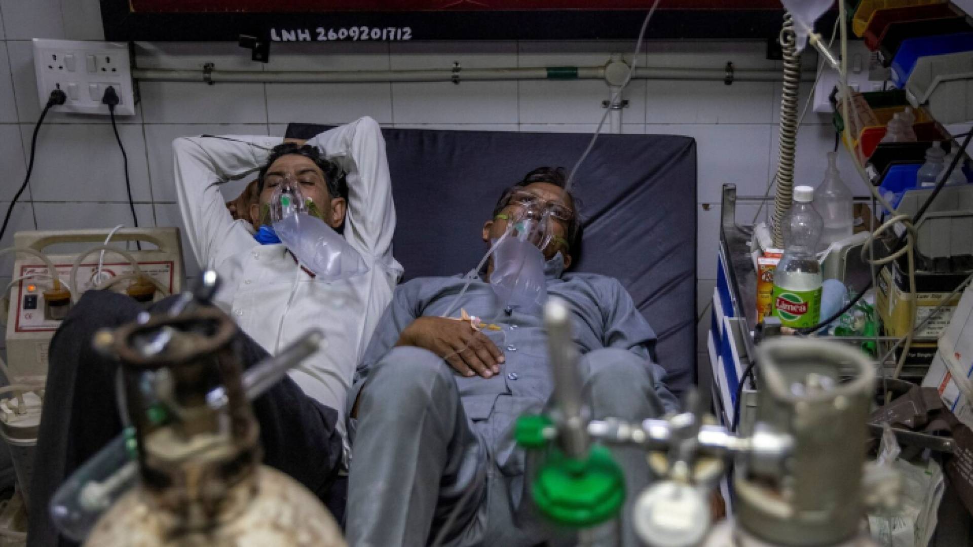 مريضان مصابان بفيروس كورونا على أسرة العلاج في أحد مستشفيات الهند