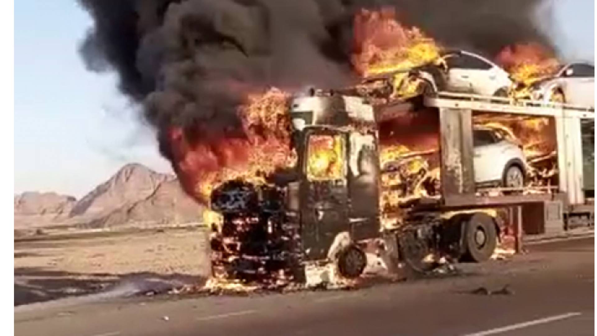 احتراق رأس شاحنة و4 سيارات في طريق وادي رم