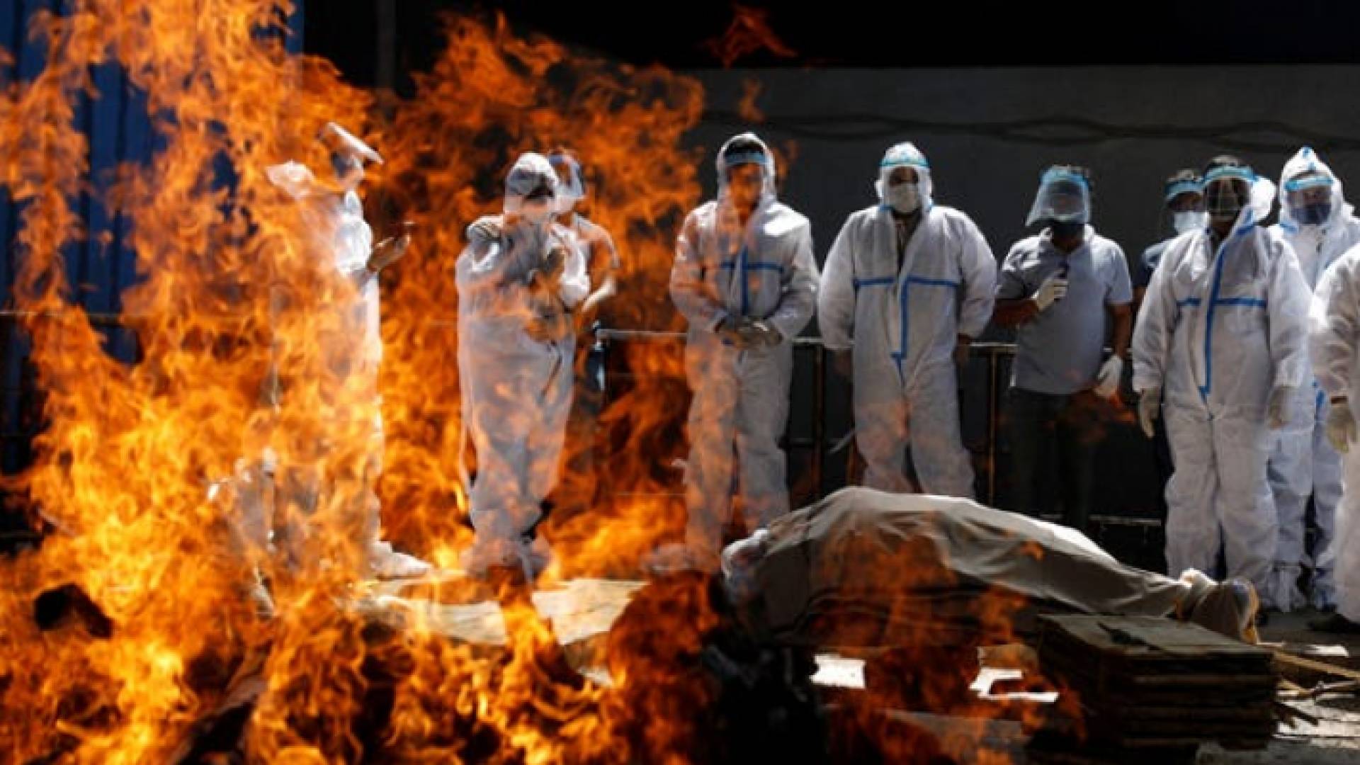 آلاف الجثث المصابة بكورونا يتم حرقها يوميا في الهند