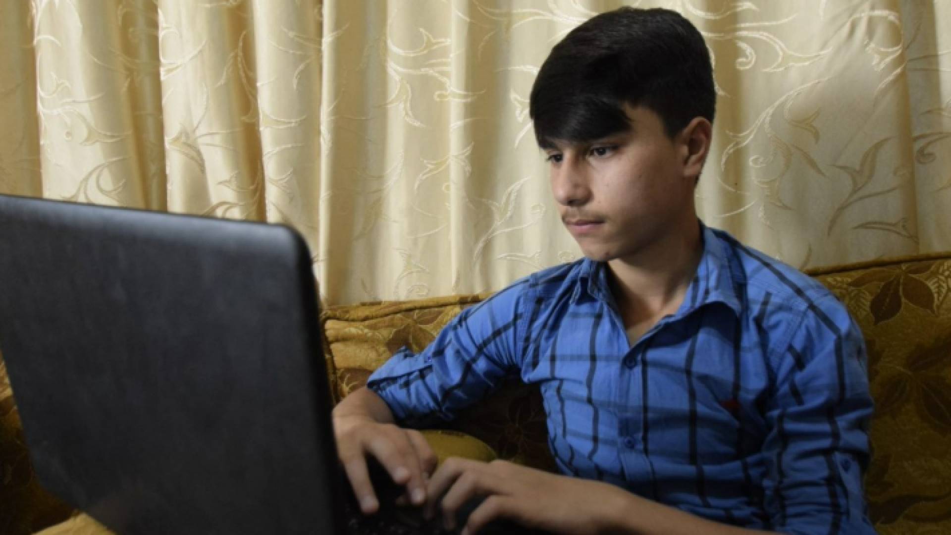 الطالب عدنان، أحد المستفيدين من المنحة