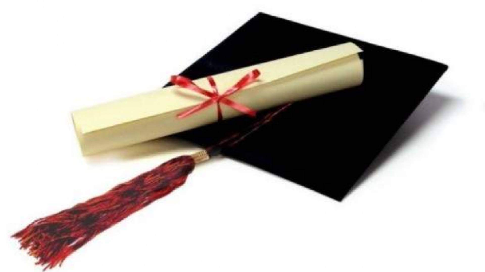 قبعة وشهادة تخرج - تعبيرية