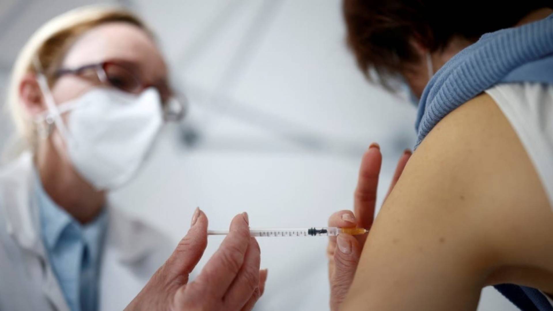 شخص يتلقى لقاح كورونا