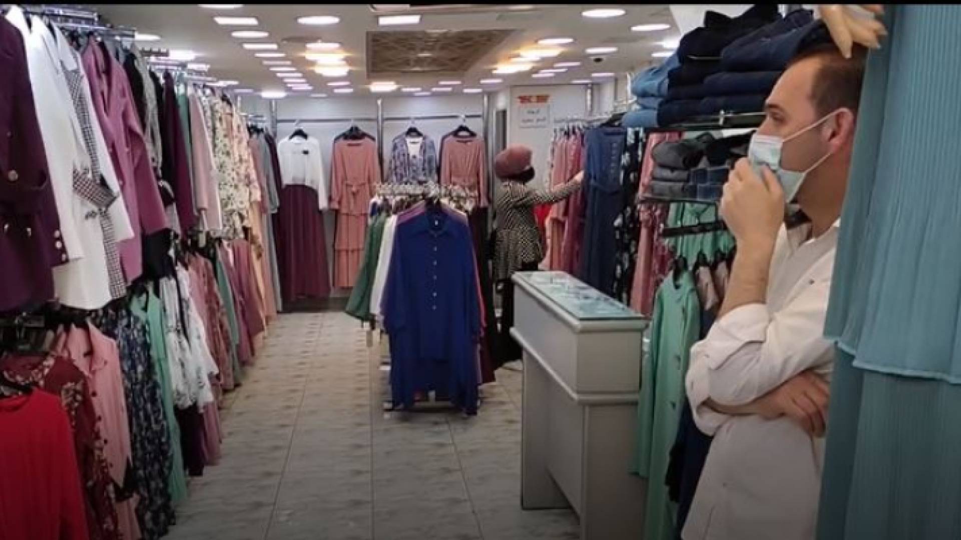 أحد أصحاب محلات الألبسة في إربد