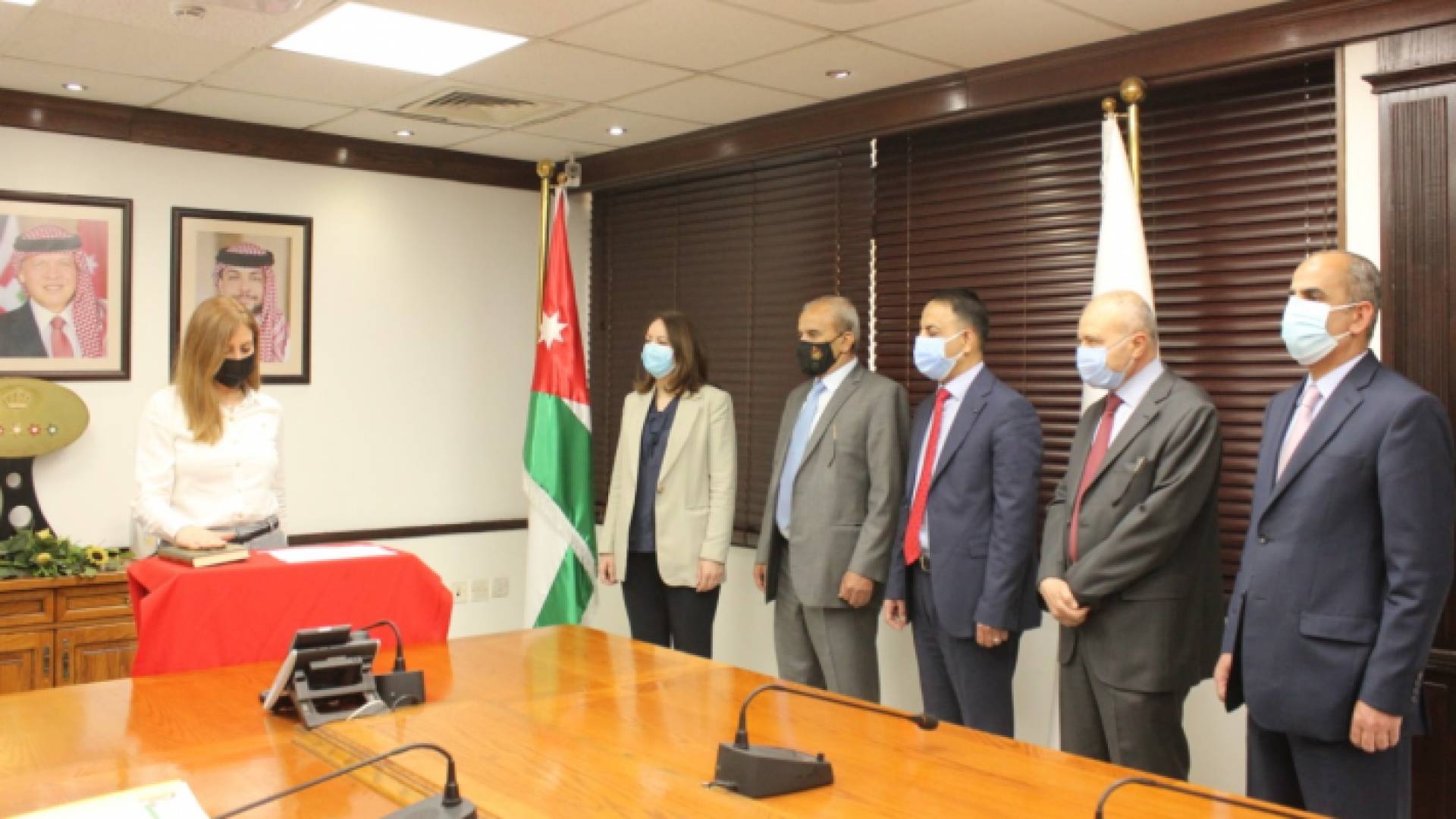 سيدة تقوم بأداء اليمين أمام وزيرا العدل والصناعة والتجارة