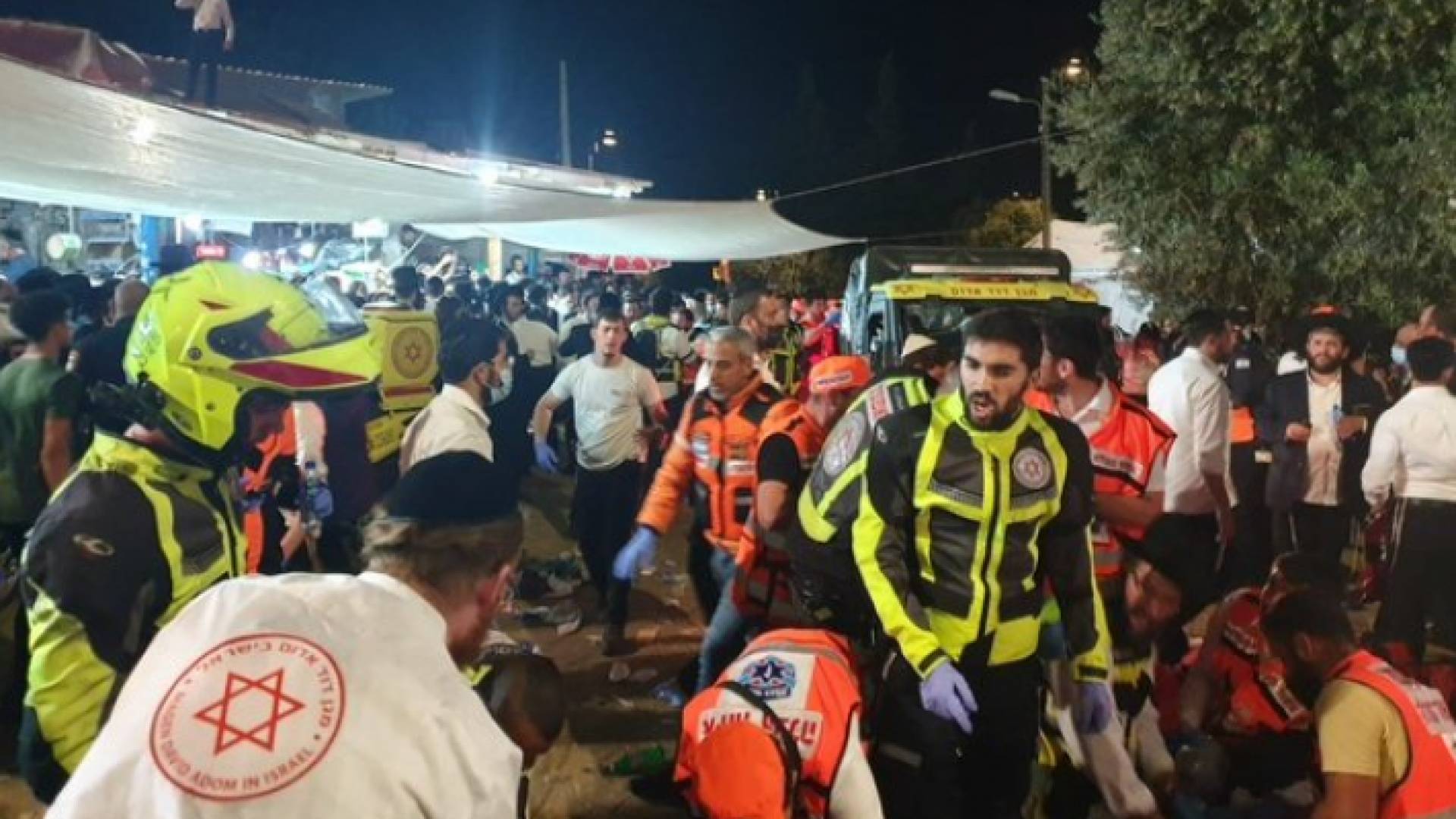 من موقع انهيار المبنى والجسر