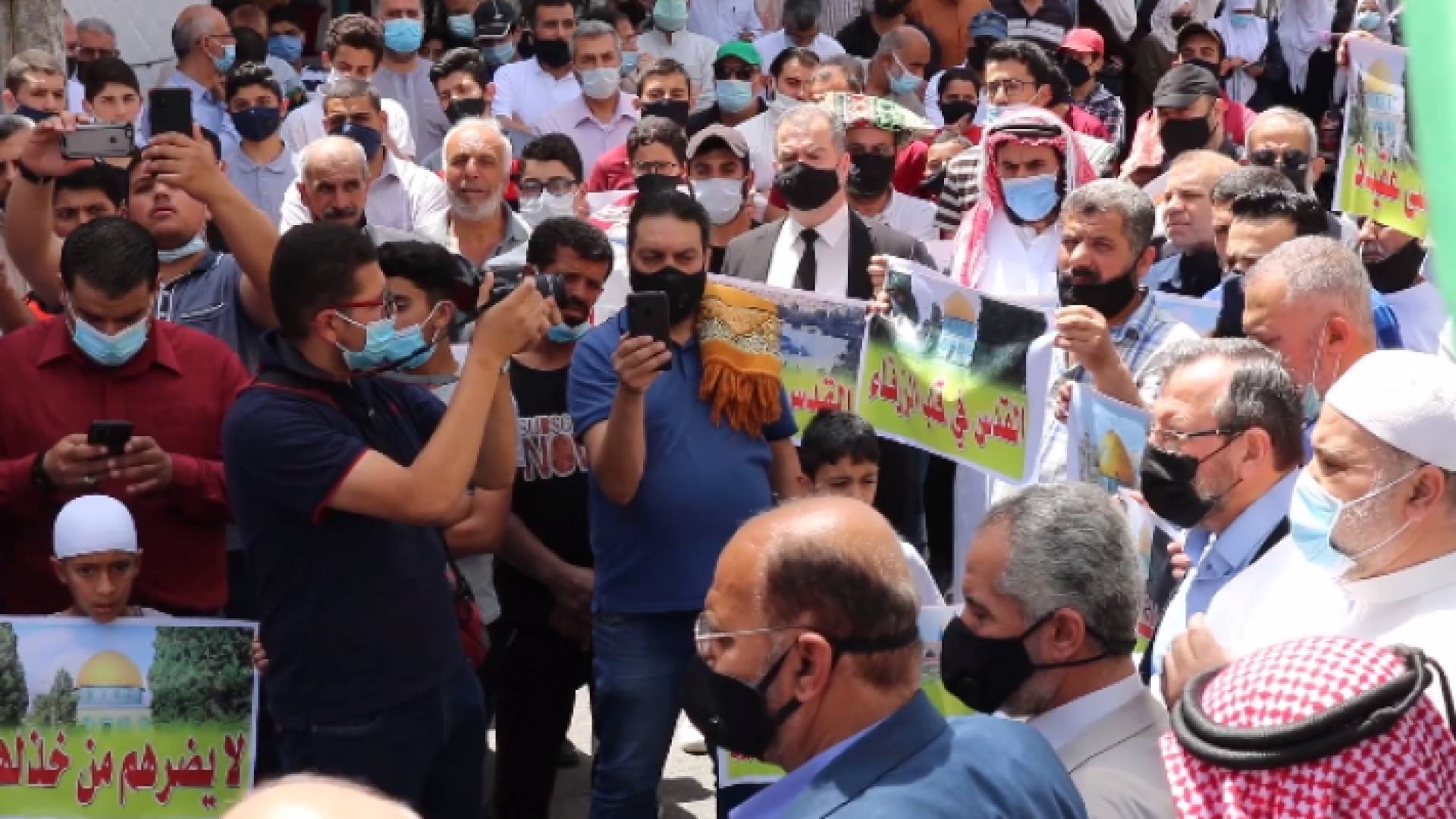محتجون في الزرقاء يرفعون شعارات وصورا للمقدسيين وقبة الصخرة