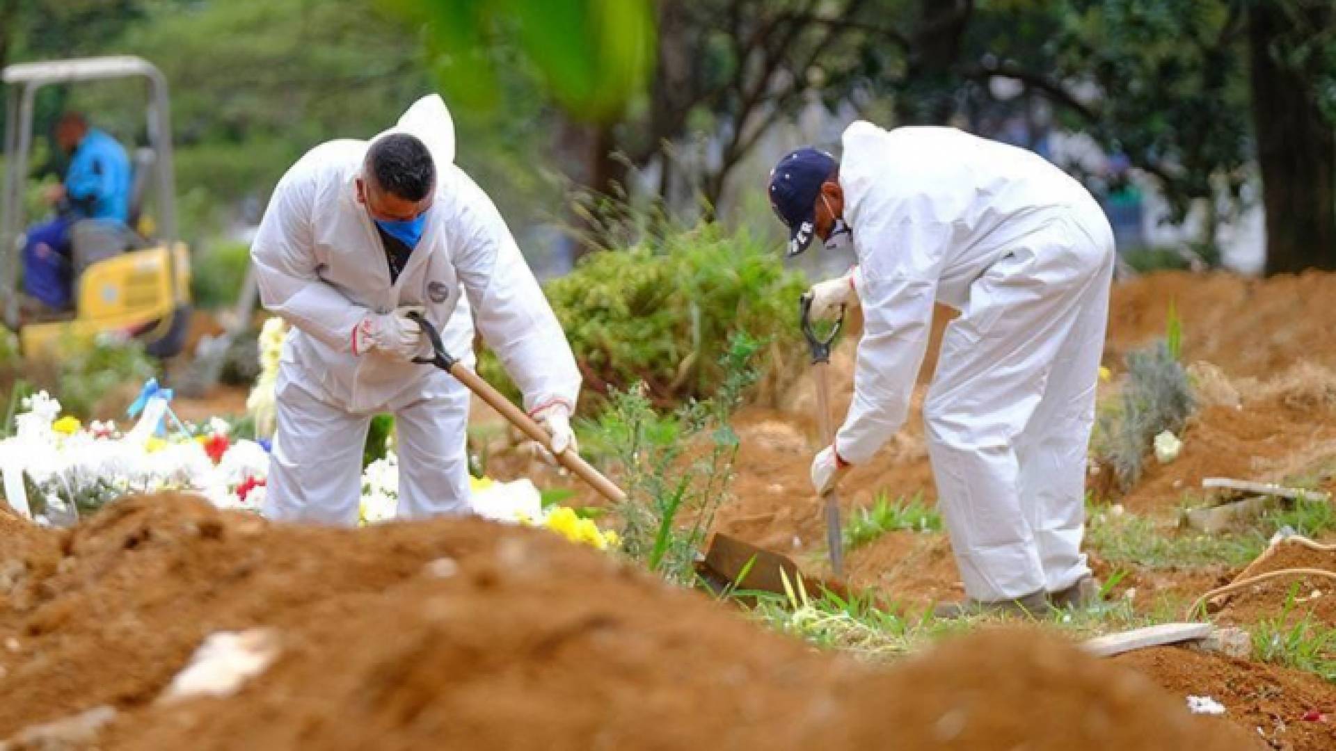 دفن أحد المتوفين بفيروس كورونا في البرازيل