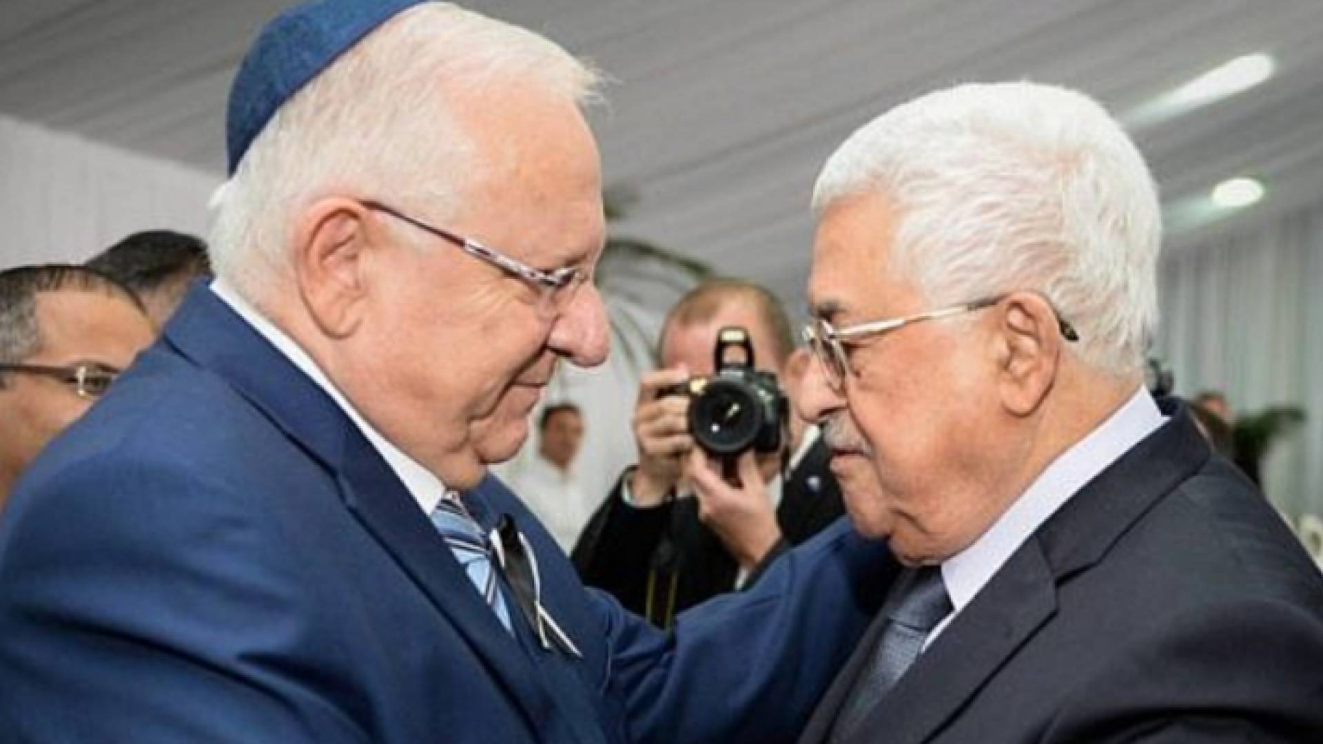 الرئيس الفلسطيني محمود عباس ورئيس كيان الاحتلال الإسرائيلي رؤوبين ريفلين