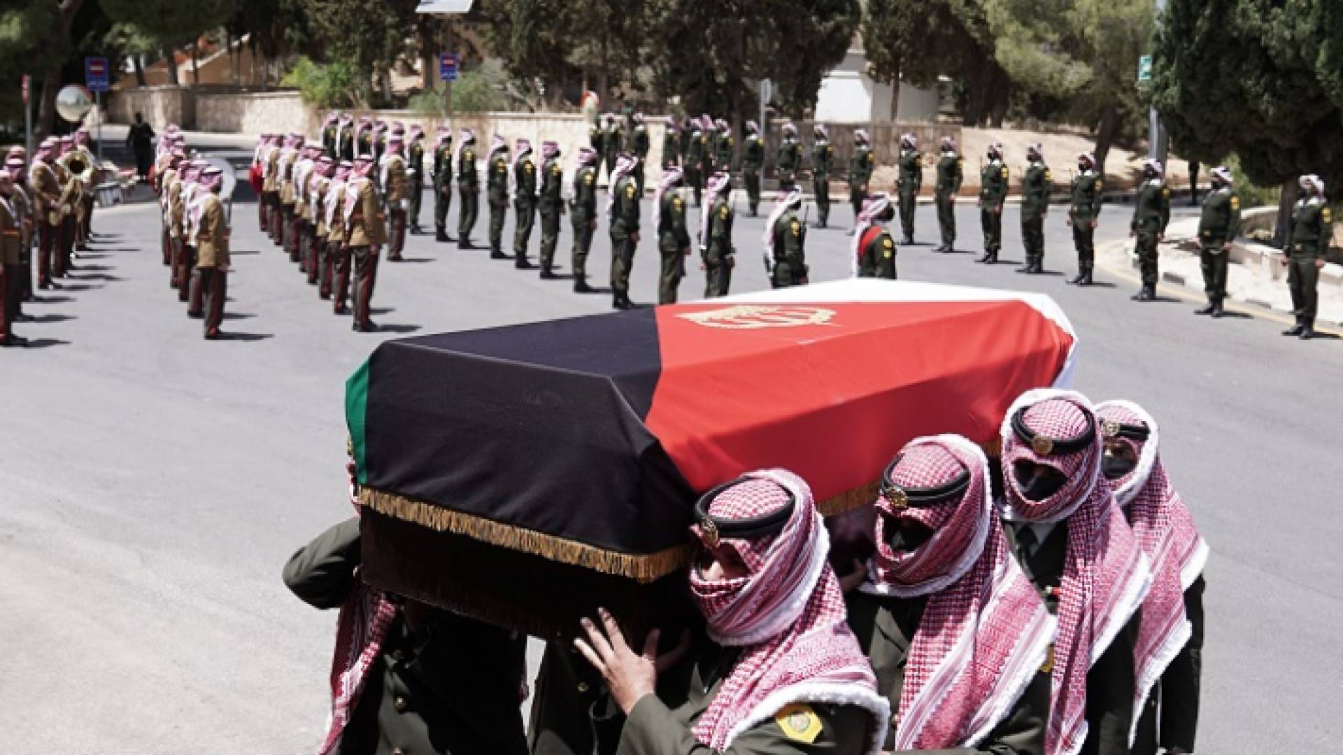 خلال تشييع جثمان الأمير محمد بن طلال