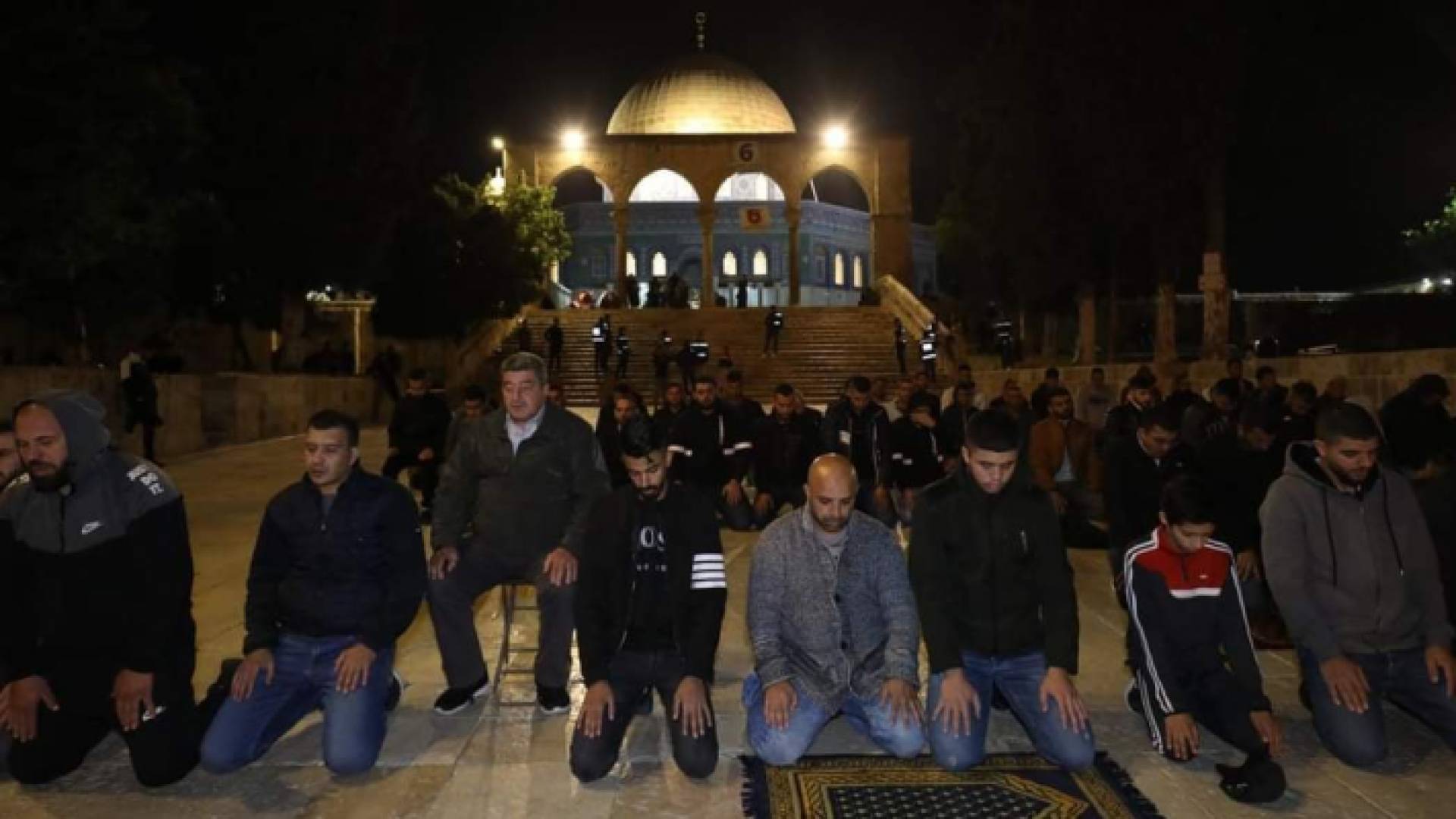من صلاة التراويح في المسجد الأقصى