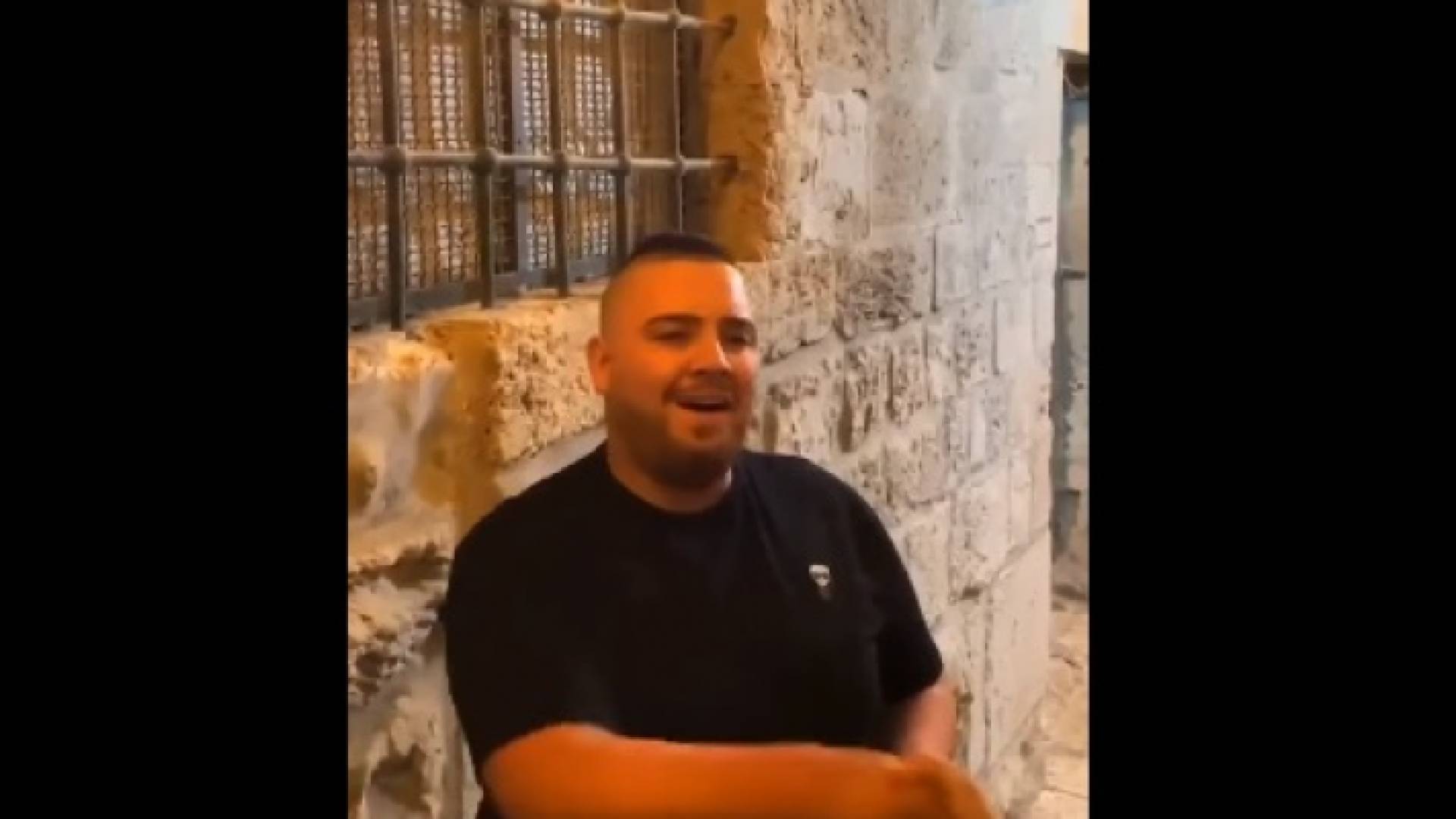 المنشد أسامة زيدان عند مدخل المسجد الأقصى