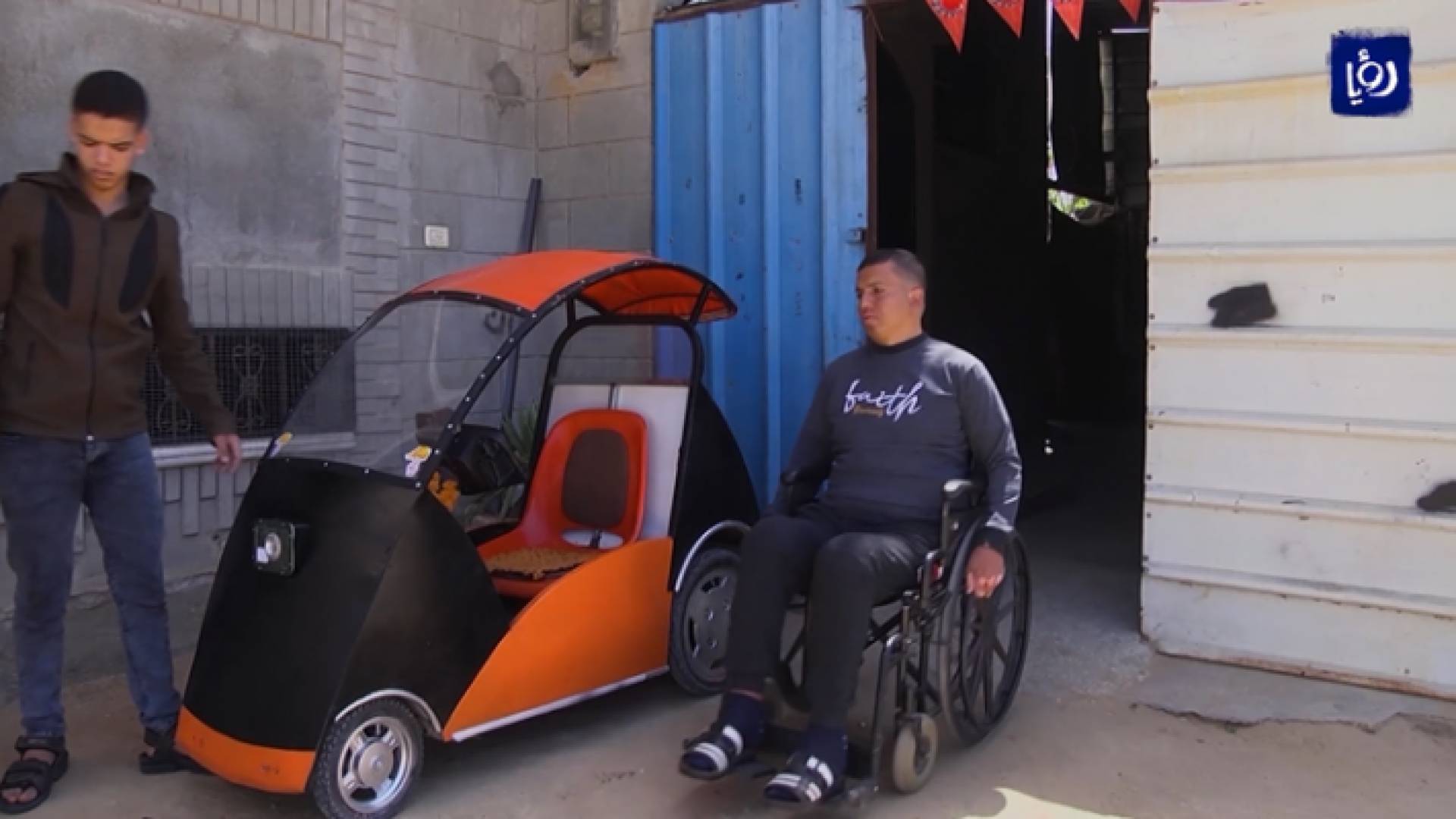 من كرسيه المتحرك في غزة.. يدير أعمالا للنحت والمشغولات اليدوية