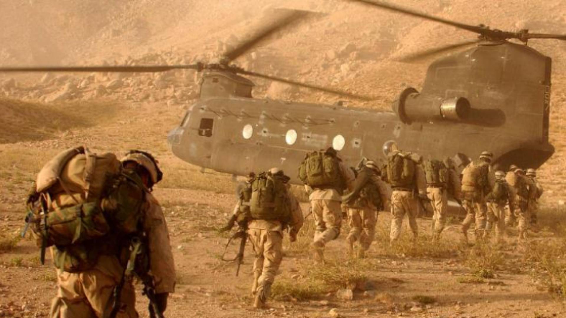 جنود من قوات حلف الناتو ينسحبون من الأراضي الأفغانية