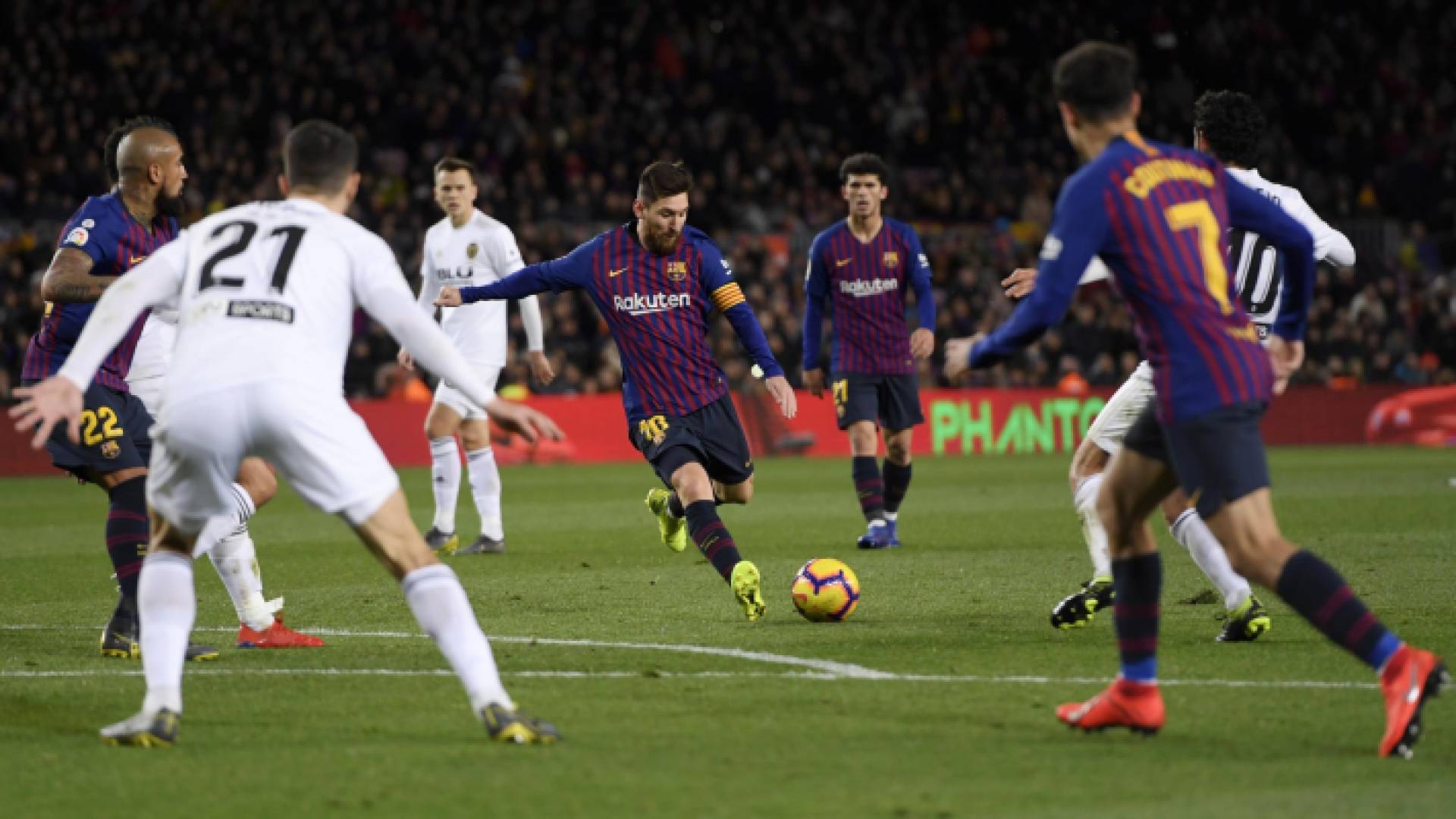 ميسي يسدد الكرة على مرمى فالنسيا في مواجهة سابقة بين الفريقين -أرشيفية