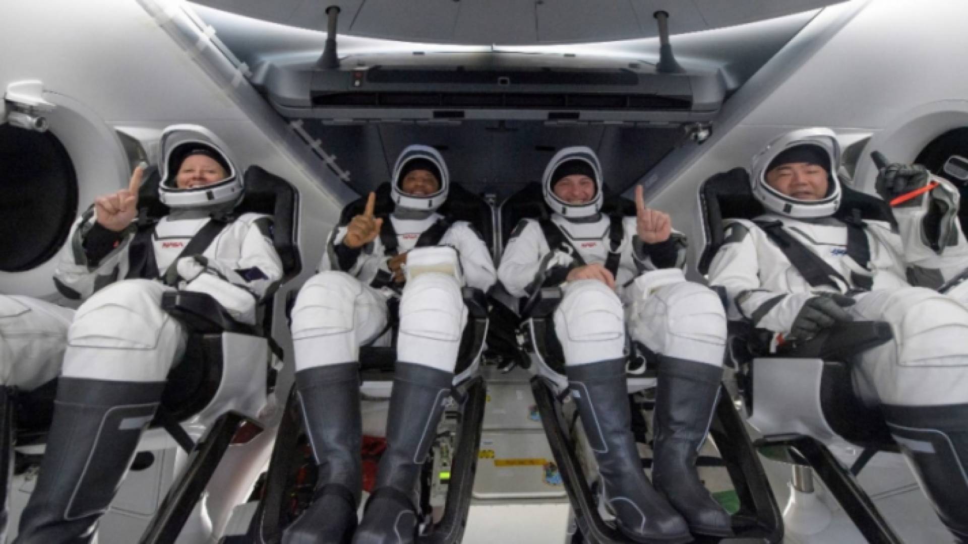 رواد الفضاء أثناء عودتهم من الفضاء