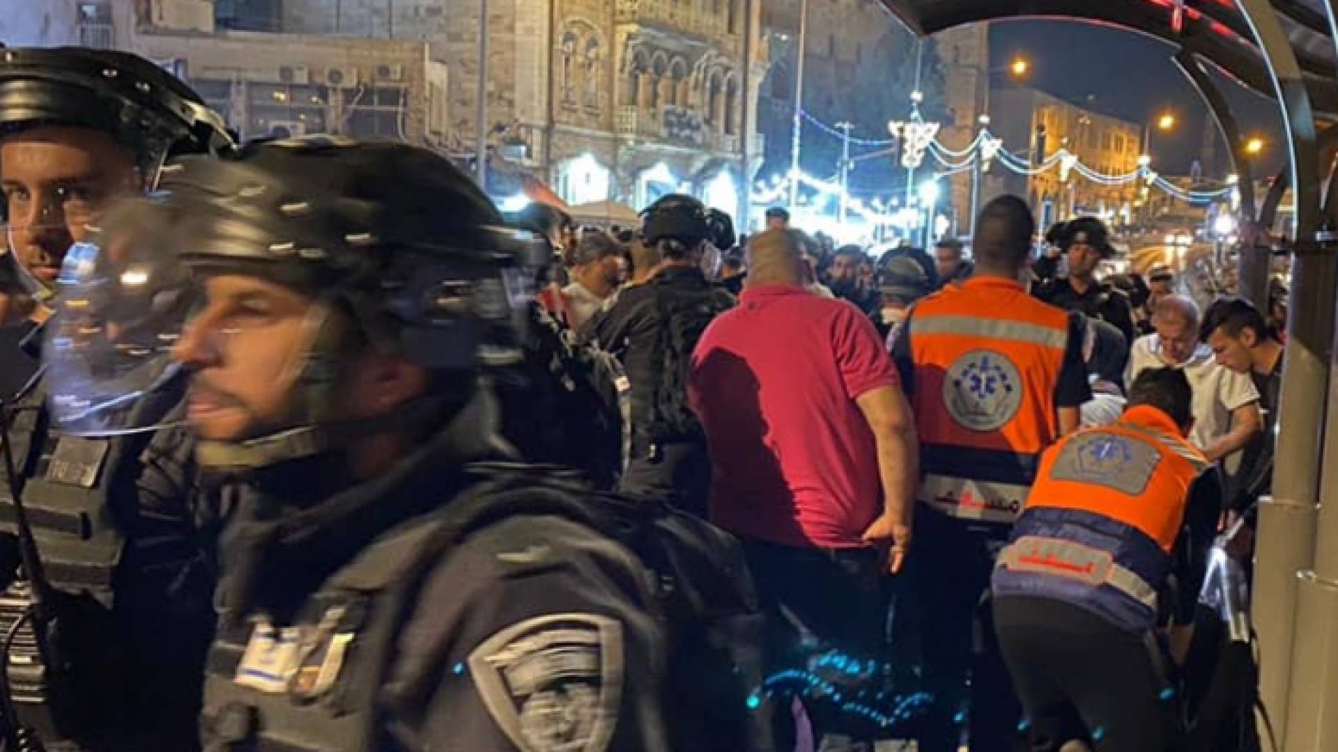 خلال محاولة إسعاف الشاب المصاب