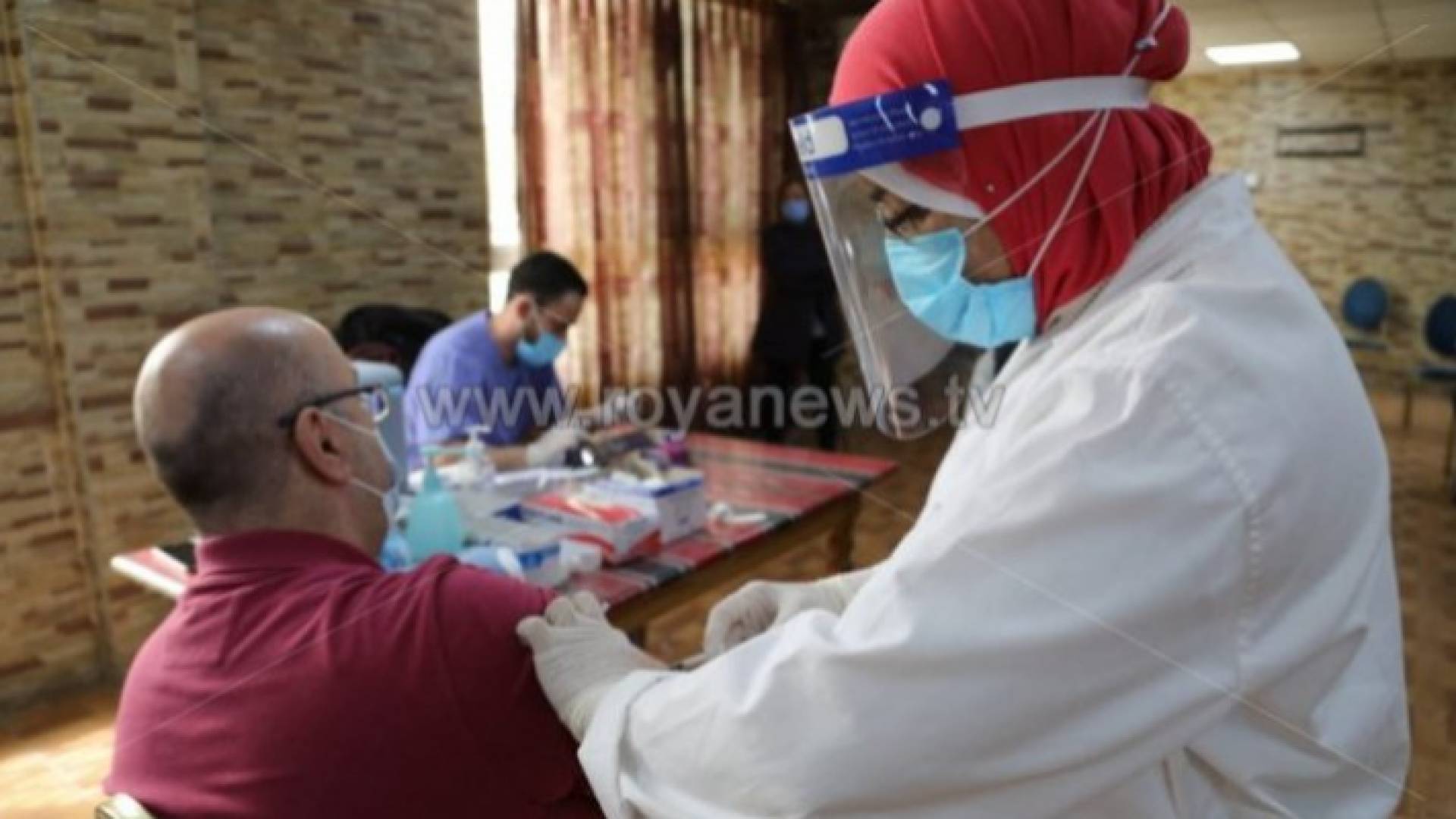 مواطن يتلقى لقاح فيروس كورونا - ارشيفية