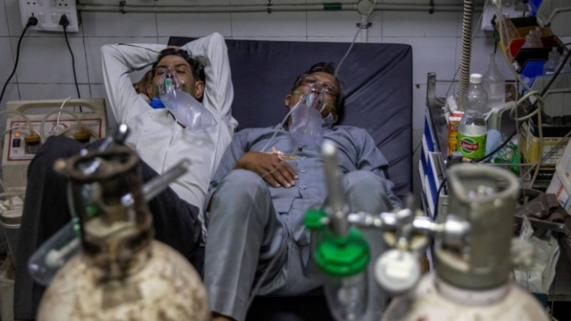 هنديان مصابان بكورنا على أجهزة التنفس الاصطناعي