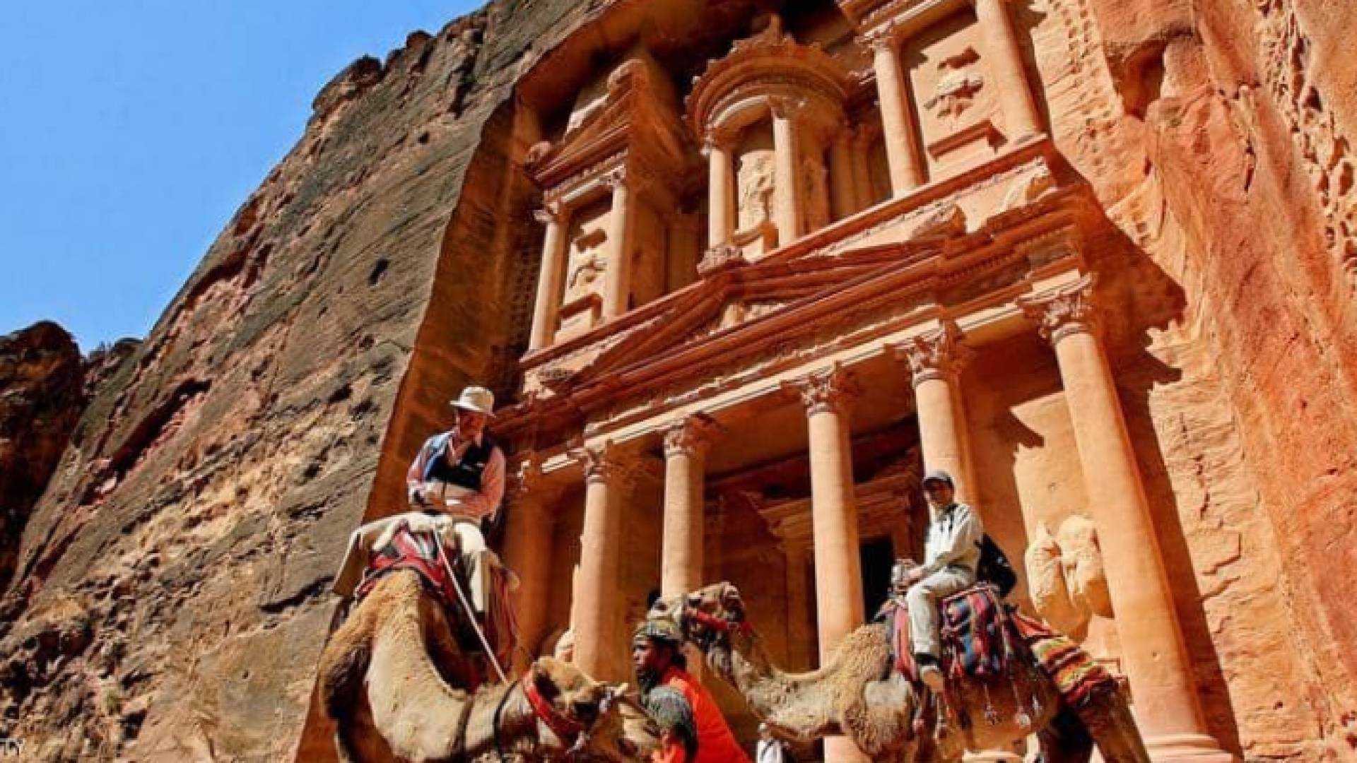 سياح أمام مدينة البترا الأثرية