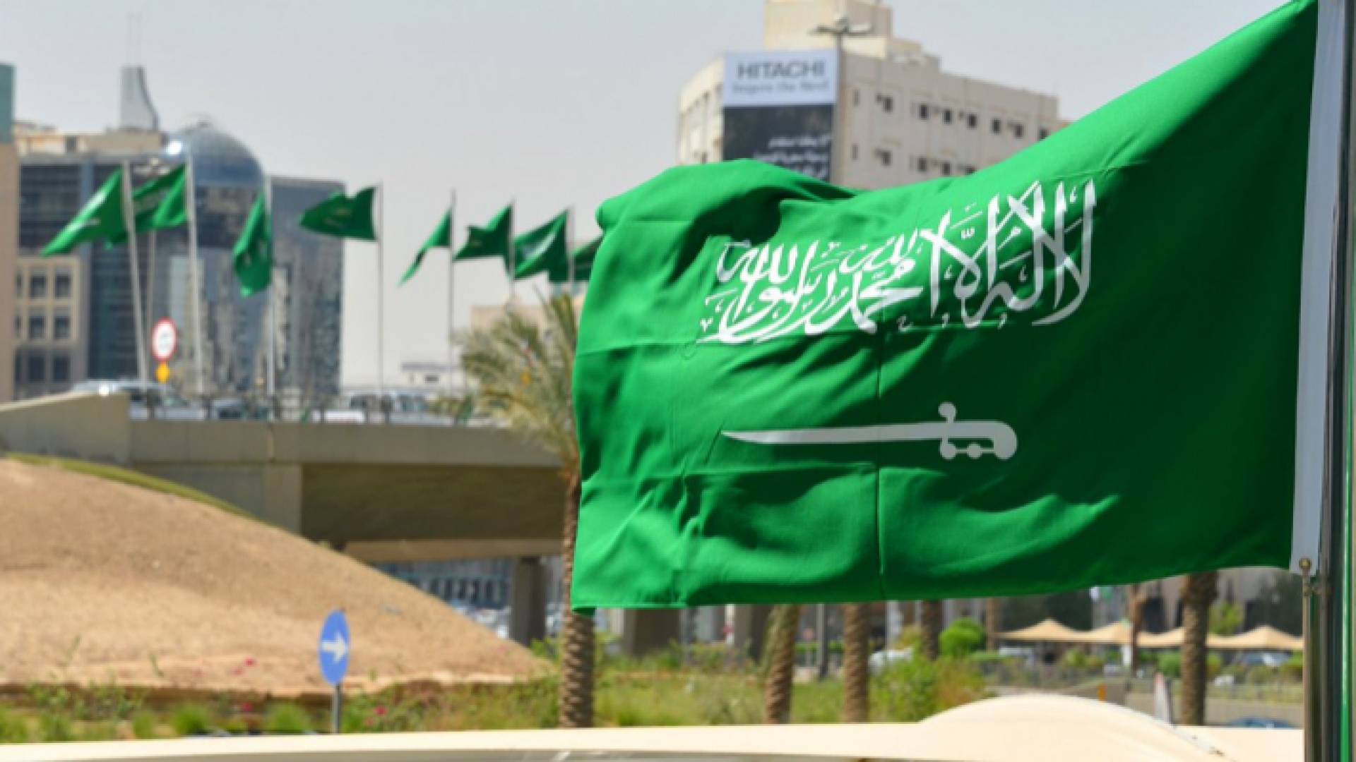 السعودية تلزم الأجانب القادمين بغرض السياحة والزيارة والعمرة بامتلاك تأمين صحي يغطي كورونا