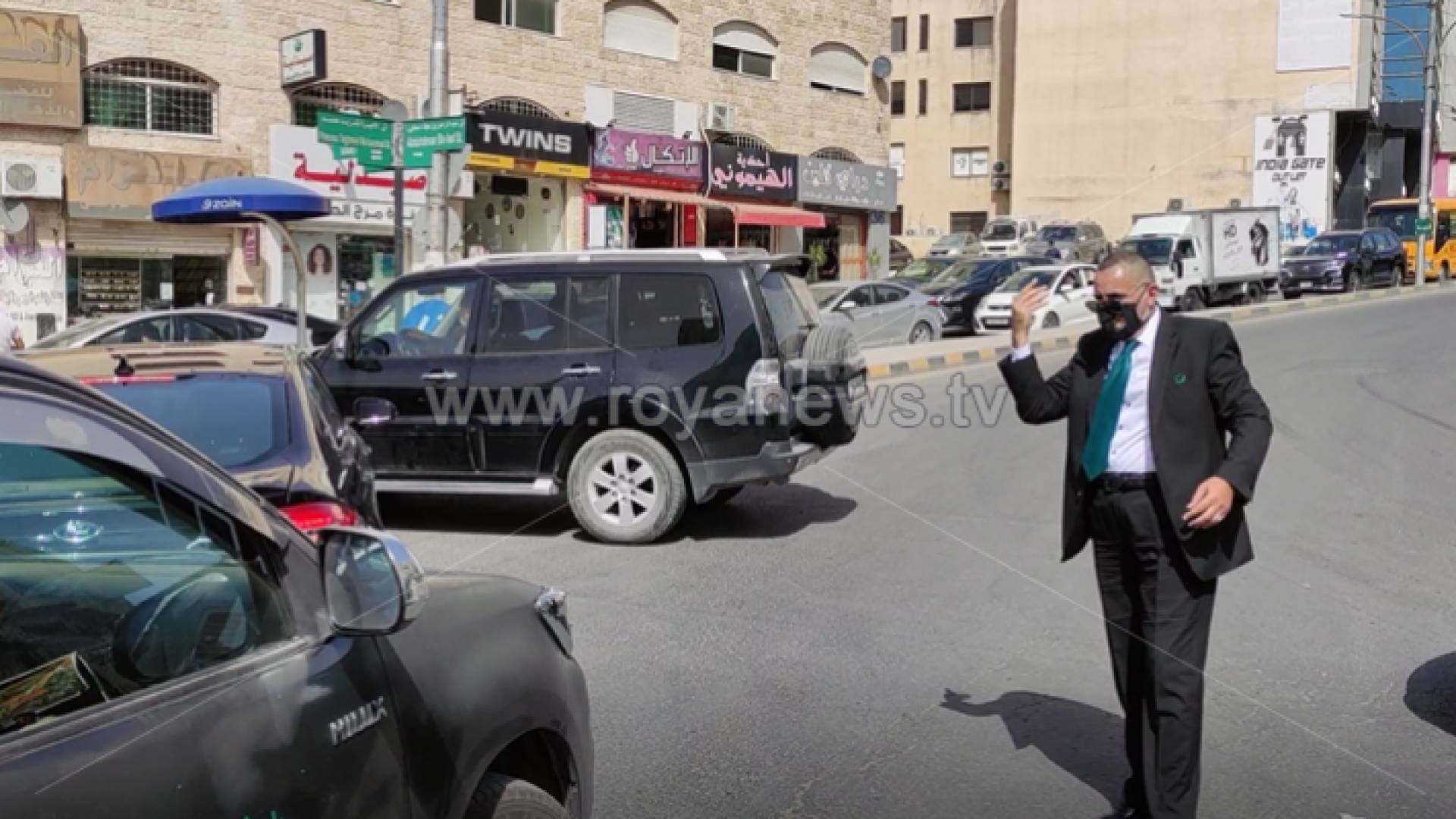 أمين عام ديوان التشريع والرأي في رئاسة الوزراء يترجل من مركبته لينظم حركة السير في مرج الحمام