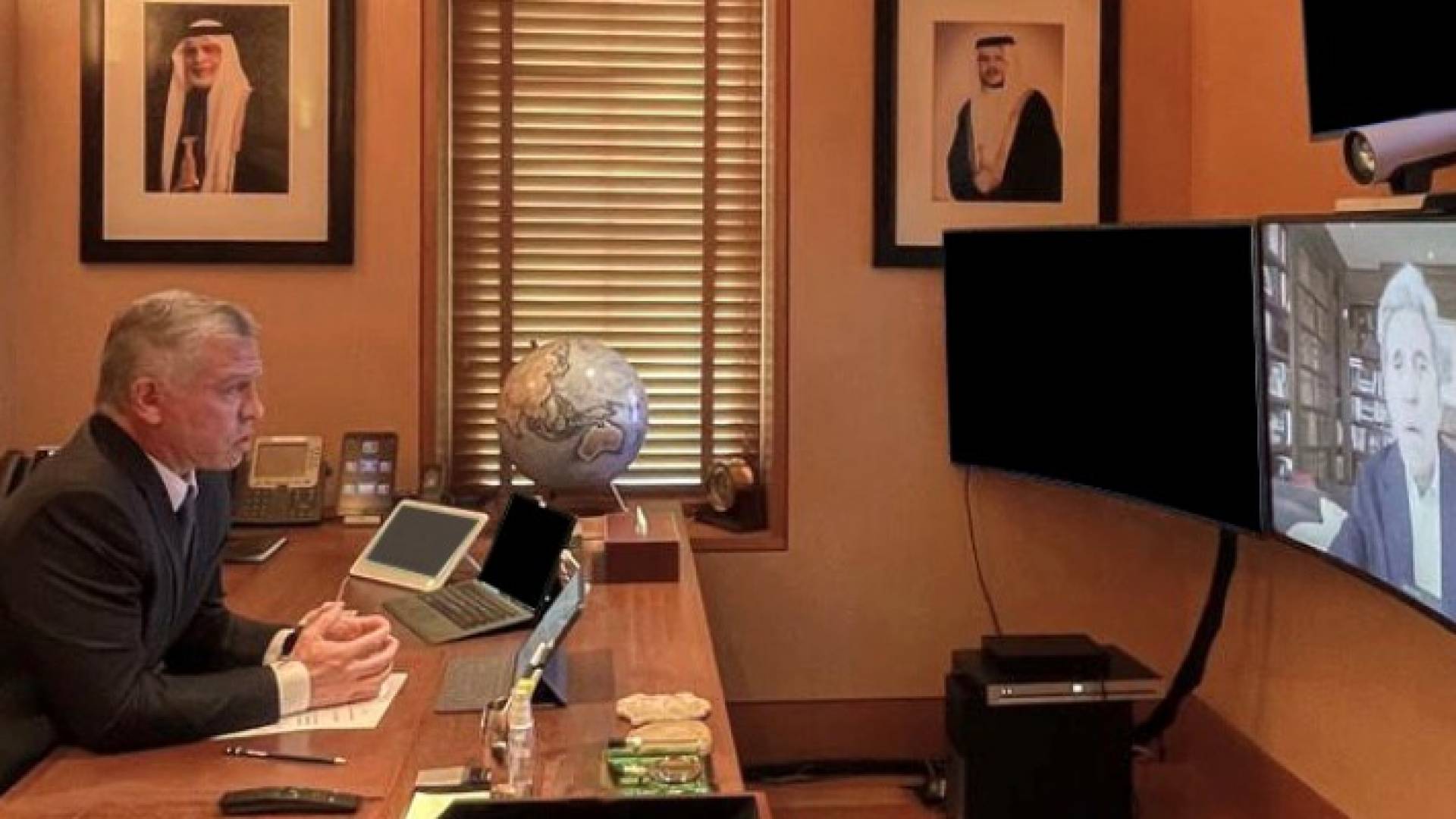 الملك خلال اجتماعه عبر الاتصال المرئي مع مبعوث الرئيس الأمريكي لشؤون المناخ