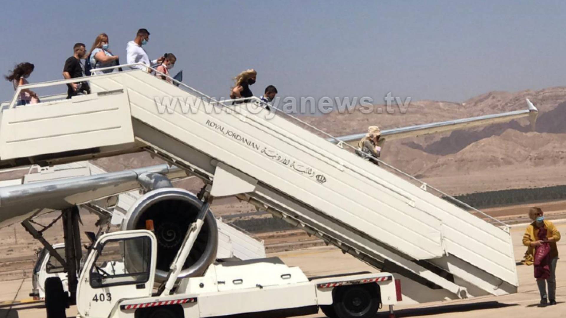 وفد سياحي بلغاري أثناء هبوط الطائرة في مطار الملك حسين في محافظة العقبة