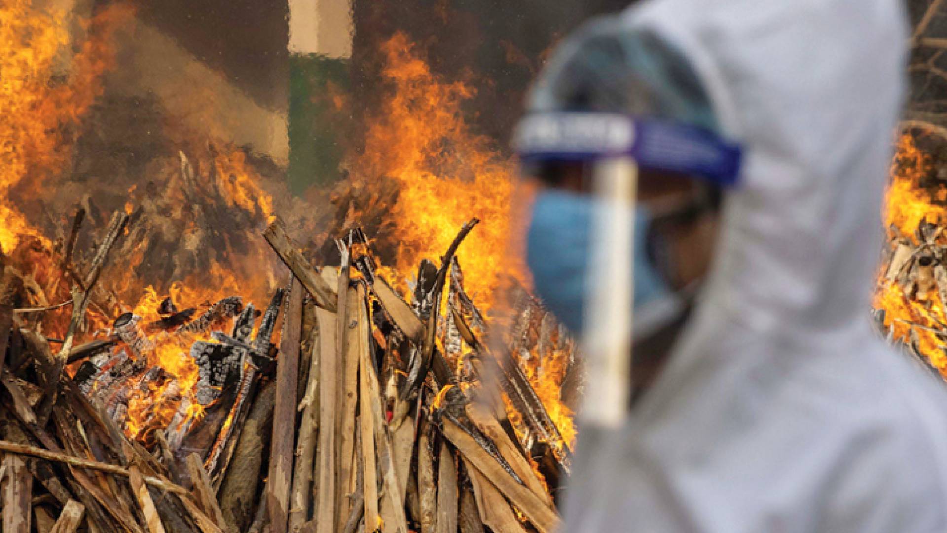 ارشيفية لاحراق جثث متوفين بكورونا في الهند